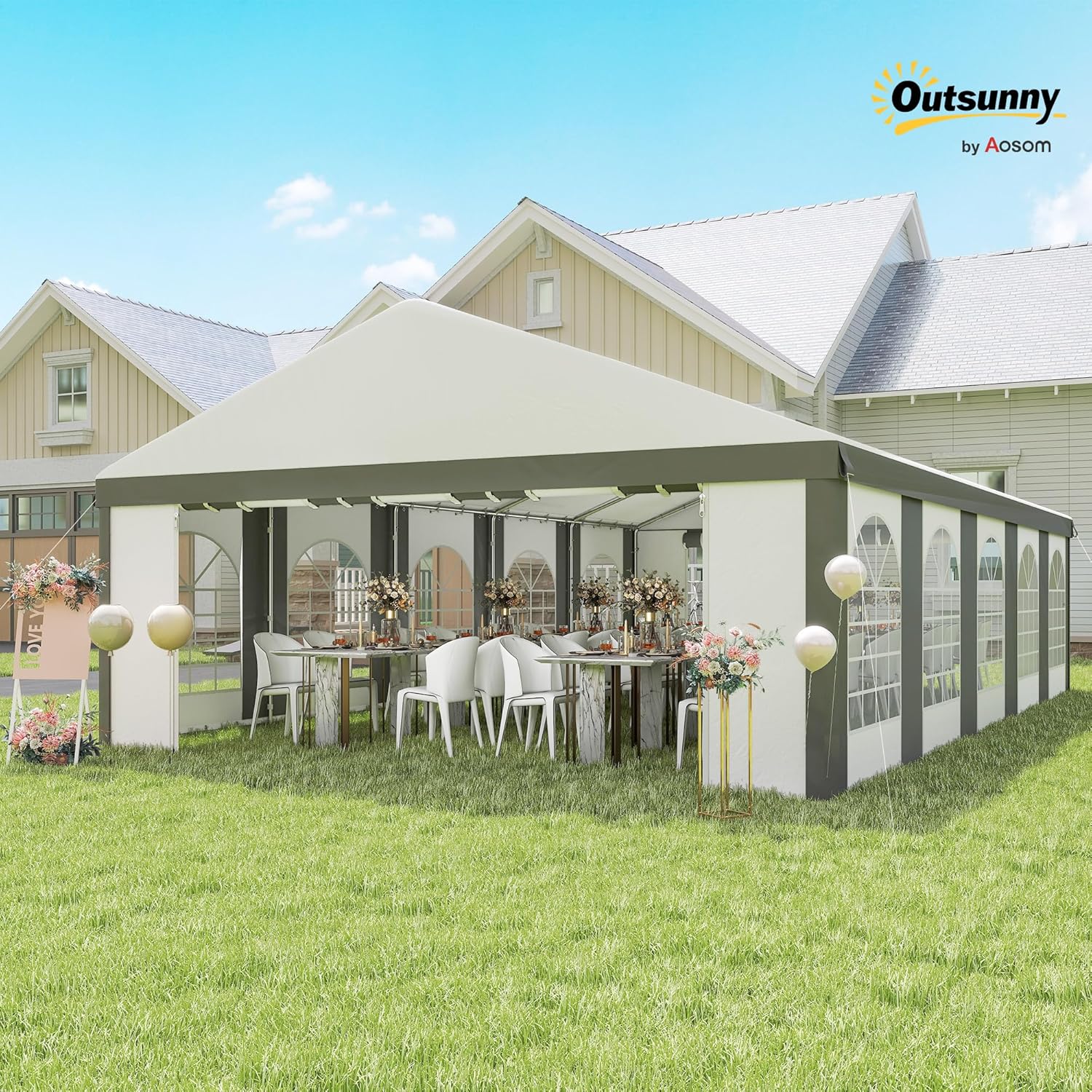 Outsunny派對帳篷搭建在後院，裡面擺放著桌椅。