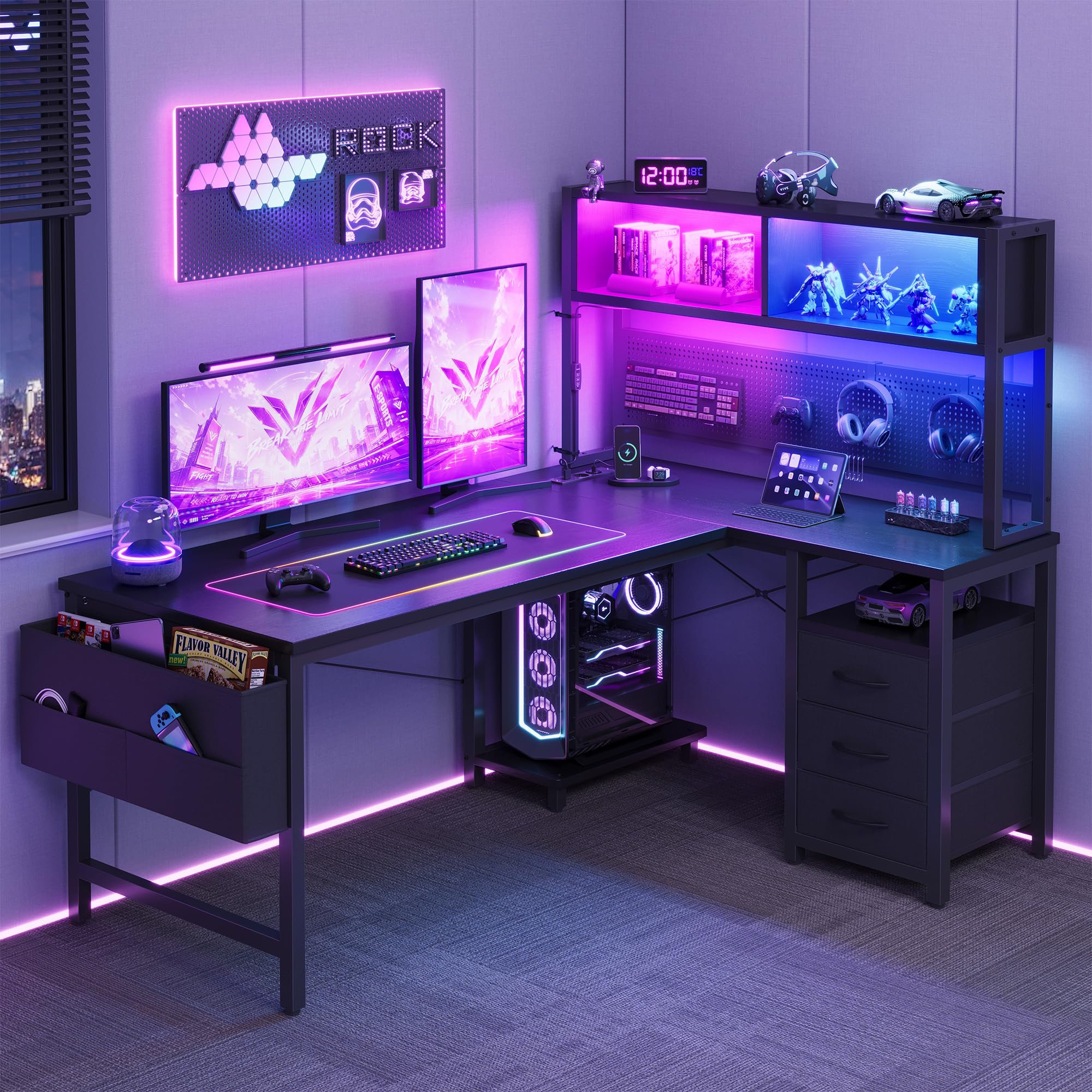 YOUDENOVA Bureau d'angle en L Réversible, Bureau Gaming avec Panneau Perforé et Étagères, Bureau avec LED et Prises, 3 Tiroirs et Poche de Rangement, Table pour Salon Domicile 135x100 cm Noir