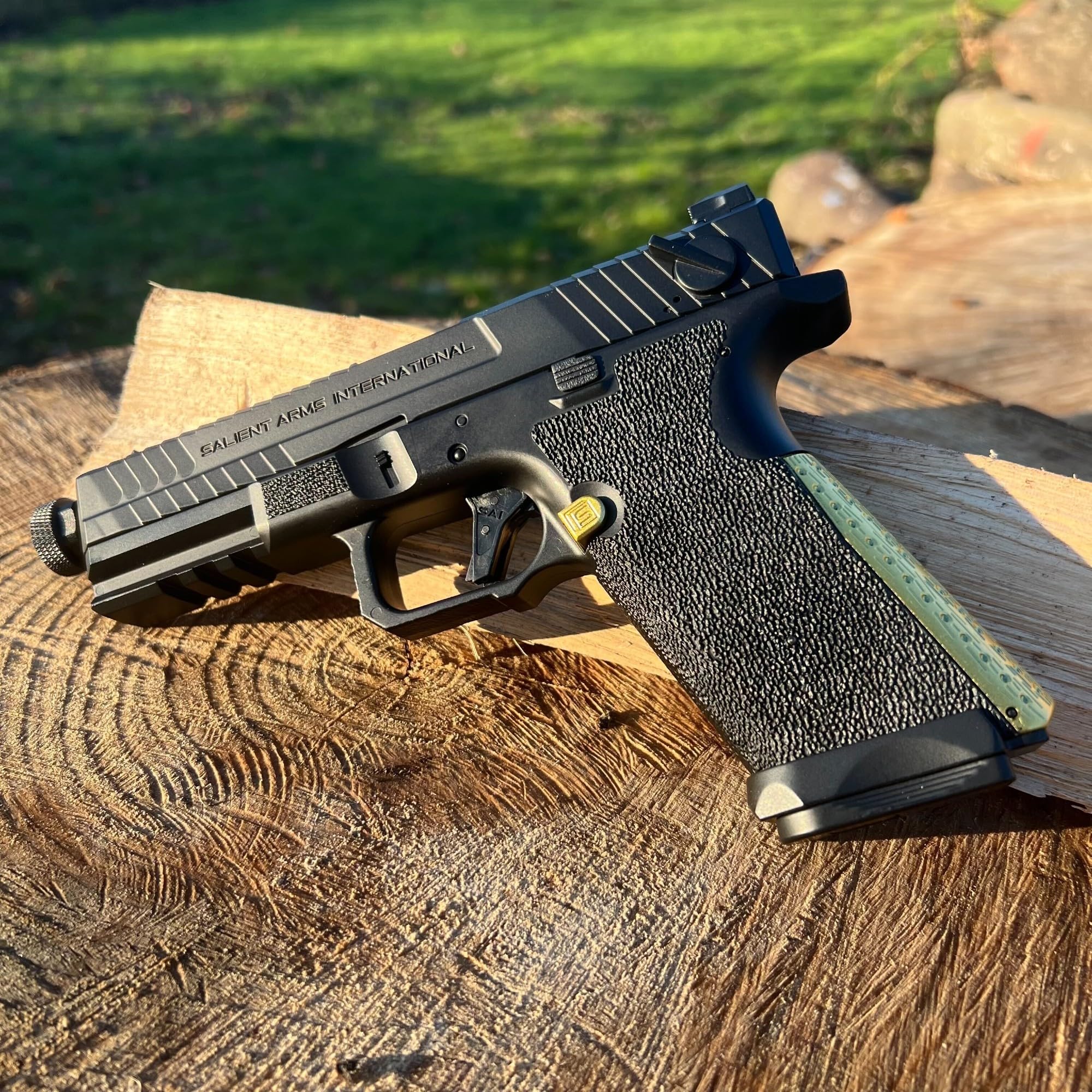 Cyma CM135 SAI Advanced AEP Airsoft Pistole Komplettset Schwarz Gold <0,5 Joule Softair elektrisch inkl. Akku und Ladegerät