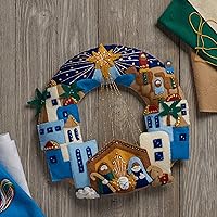 Vista 2 de Bucilla Corona con apliques de fieltro, Ciudad de Belén, tamaño 13 x 12.5 pulgadas, azul, marrón, gris