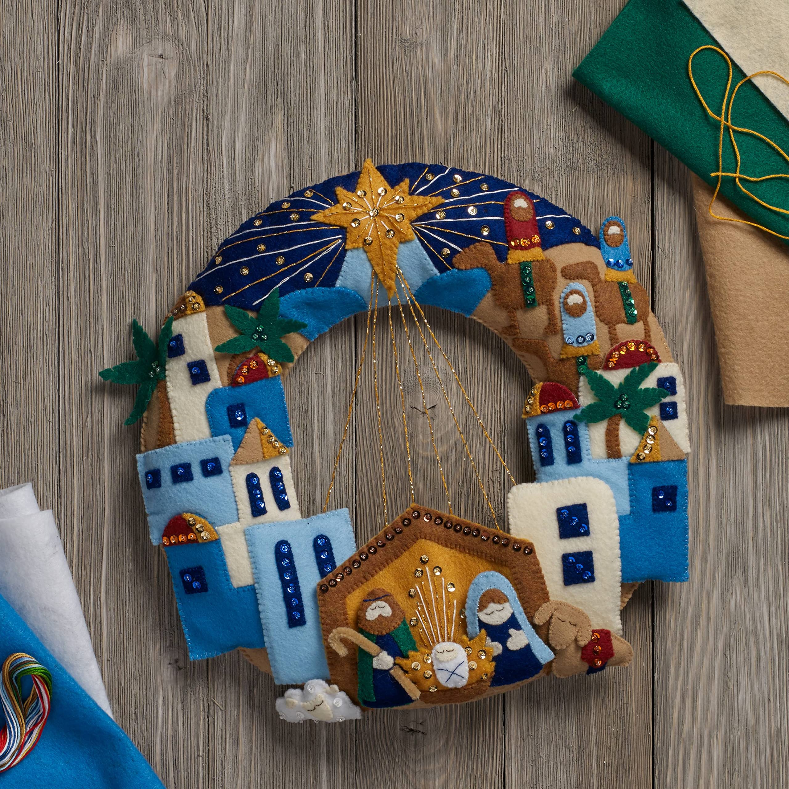 Bucilla Felt Applique Wreath Town of Bethlehem-Kit de Apliques de Fieltro para Corona, Multicolor, 29.84x22.86x4.57 cm