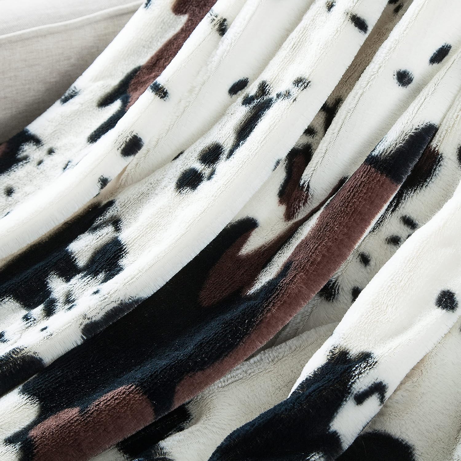 Cow Printed Plush Faux Fur Throw Blanket, 300GSM Soft Western Double Sides Fuzzy Black White Brown Throw, Couch Cover Lightweight Fluffy Blankets for Sofa Chair Bed Home Décor, 50" x 60"