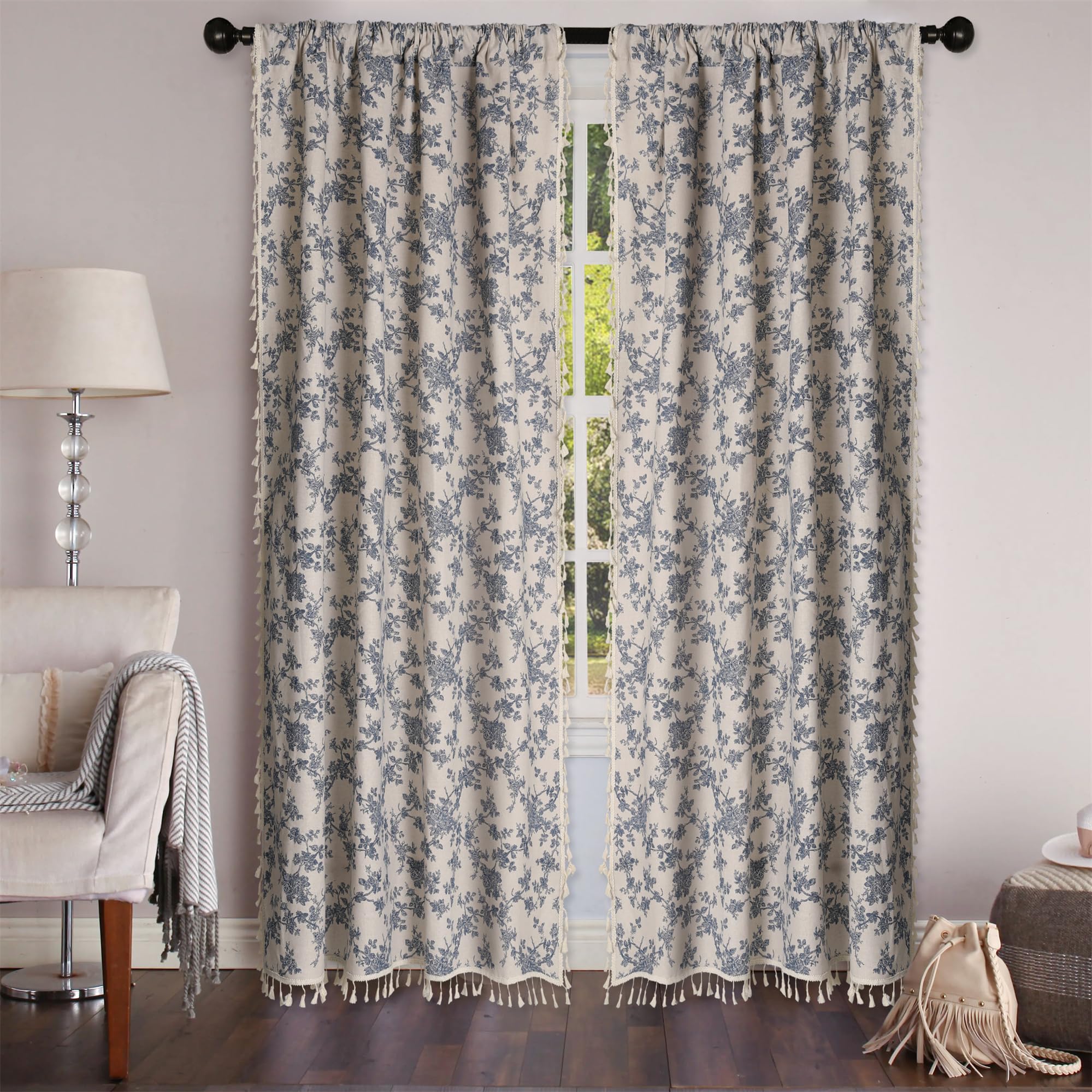 1 paire de rideaux de fenêtre en lin à motif floral bleu de style campagnard rustique filtrant la lumière avec passe-tringle, pompons beiges, 132,1 cm de large x 274,3 cm de long