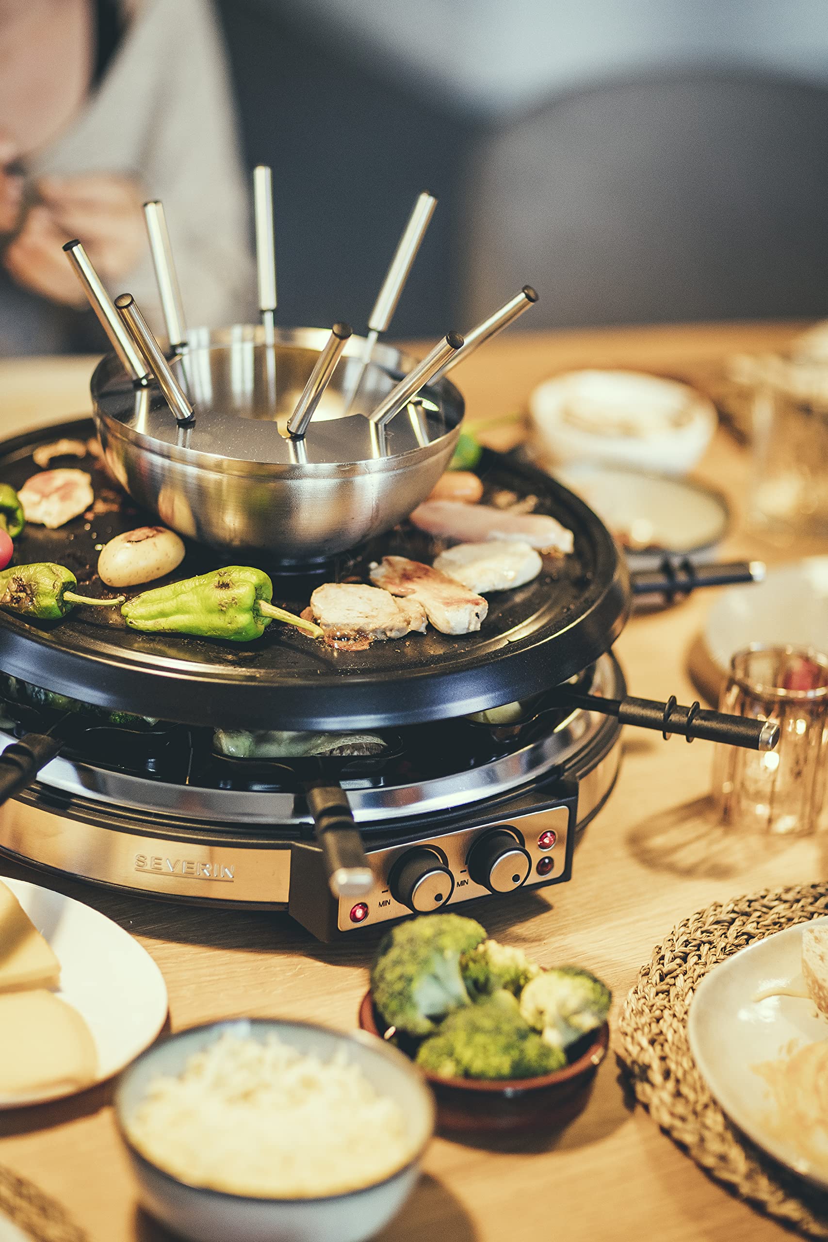 SEVERIN Raclette-Fondue-Kombination für 8 Personen, 1.900 W, zwei separat heizbare Elemente, spülmaschinengeeigneter Fondue-Topf, Edelstahl, schwarz, RG 2348