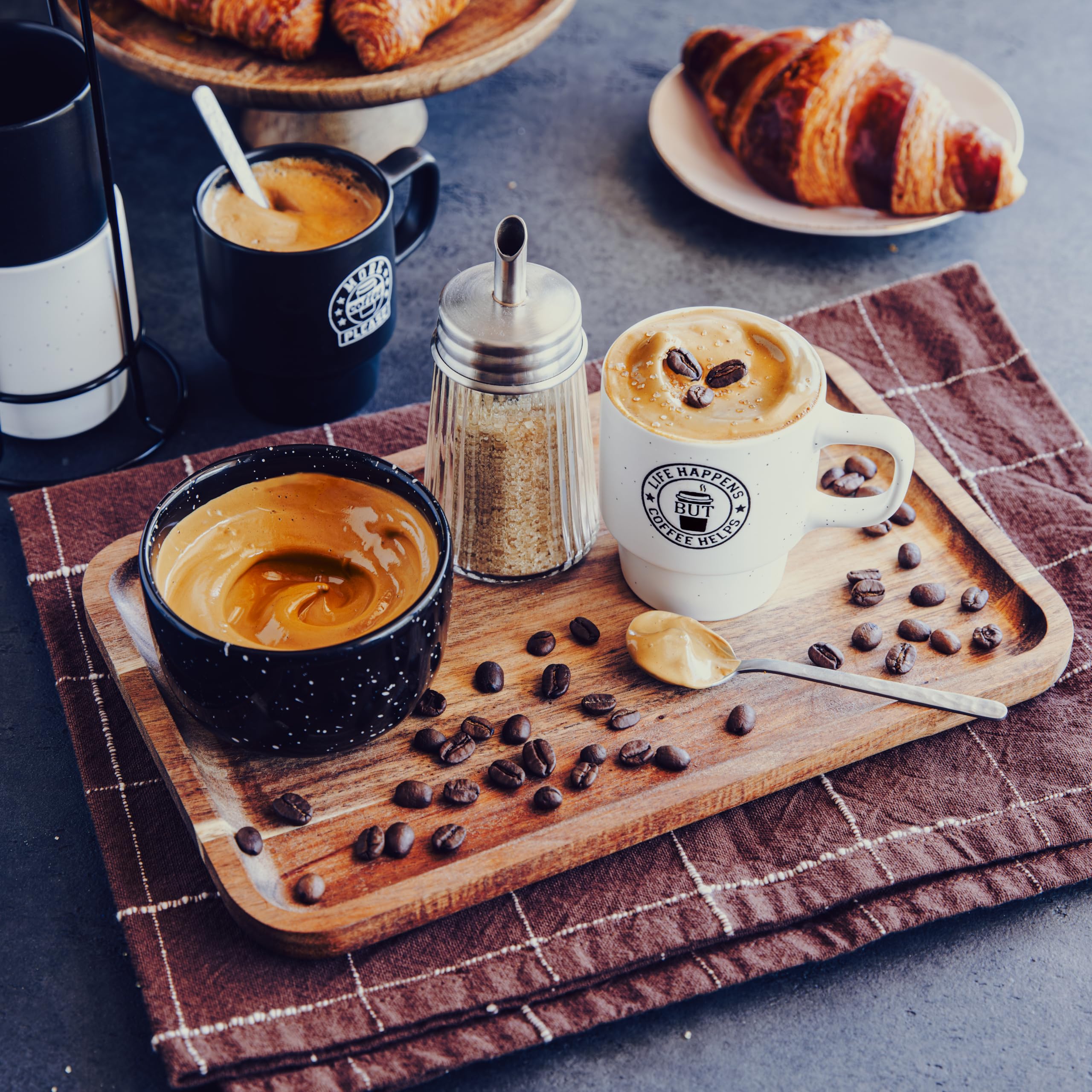 Cafés et douceurs: Coffret avec 4 tasses, 1 support de rangement et 1 livre de recettes