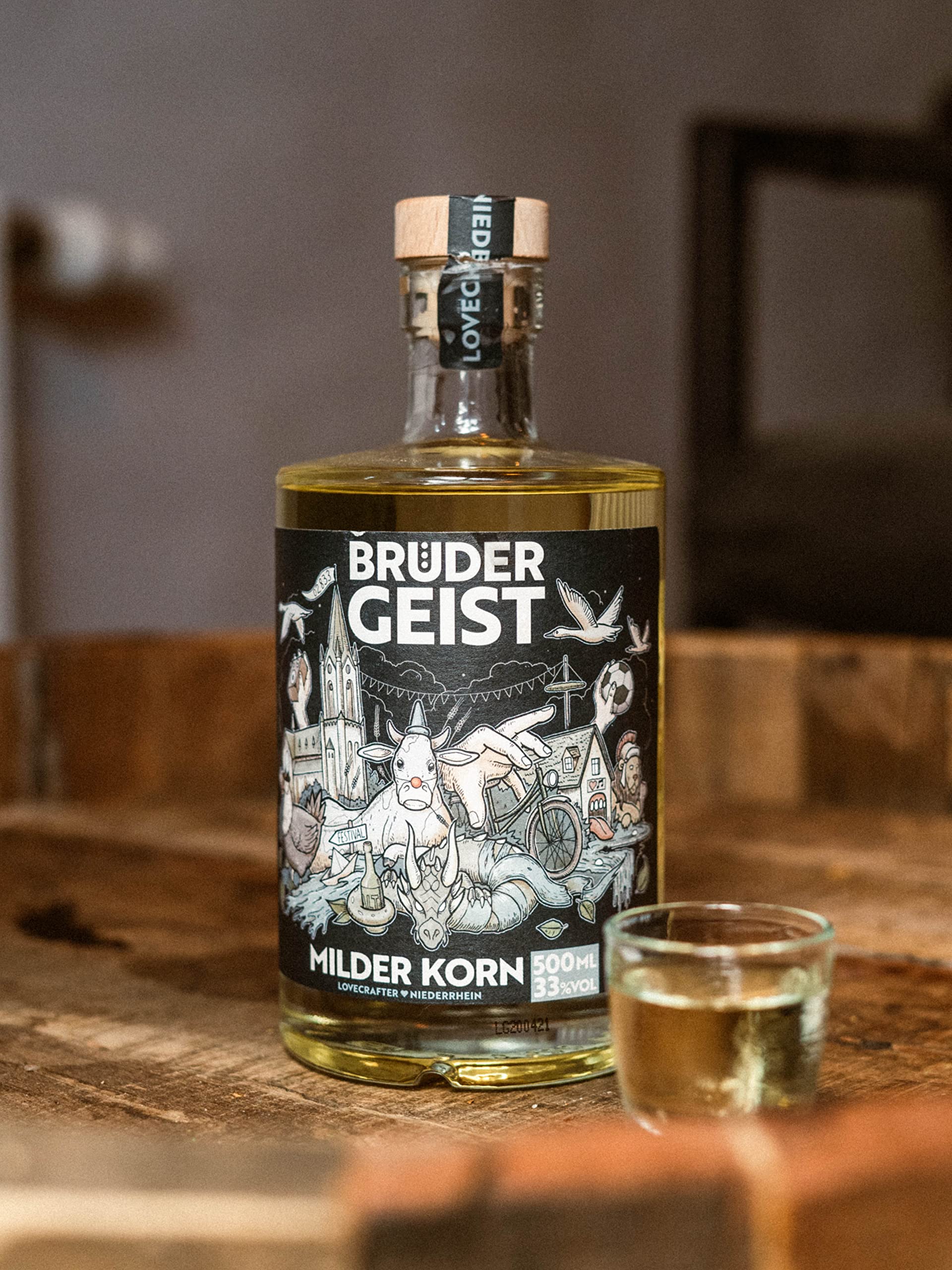 Brüdergeist Milder Korn | Fassgelagerter Weizenkorn | mind. 6 Monate in Limousin-Eiche gelagert | Extra Mild | Ausgezeichnete Premiumspirituose | Flasche=Unikat | Vom Niederrhein | 33% Vol. | 500ml