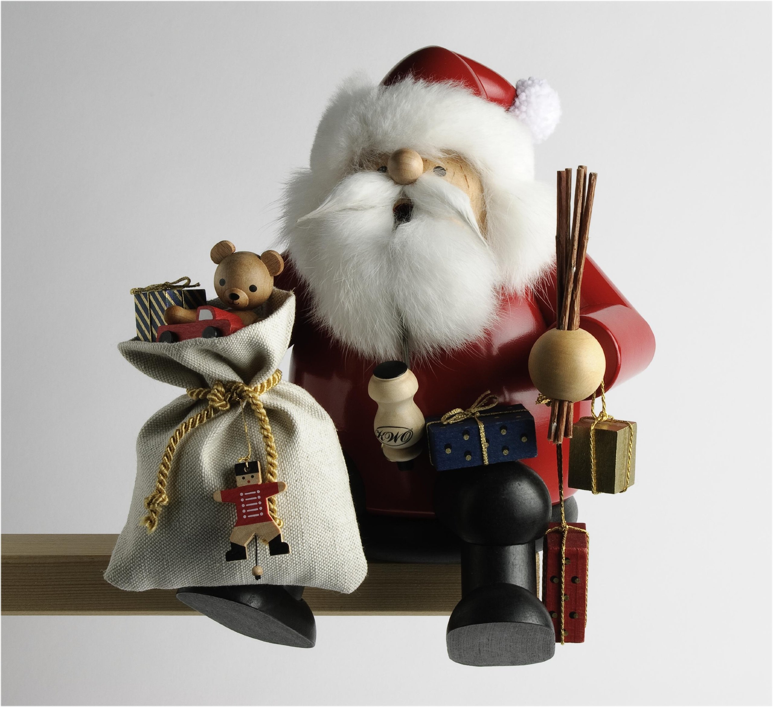 Figurine Père Noël KWO assise pour réchauffer l'ambiance du salon en hiver