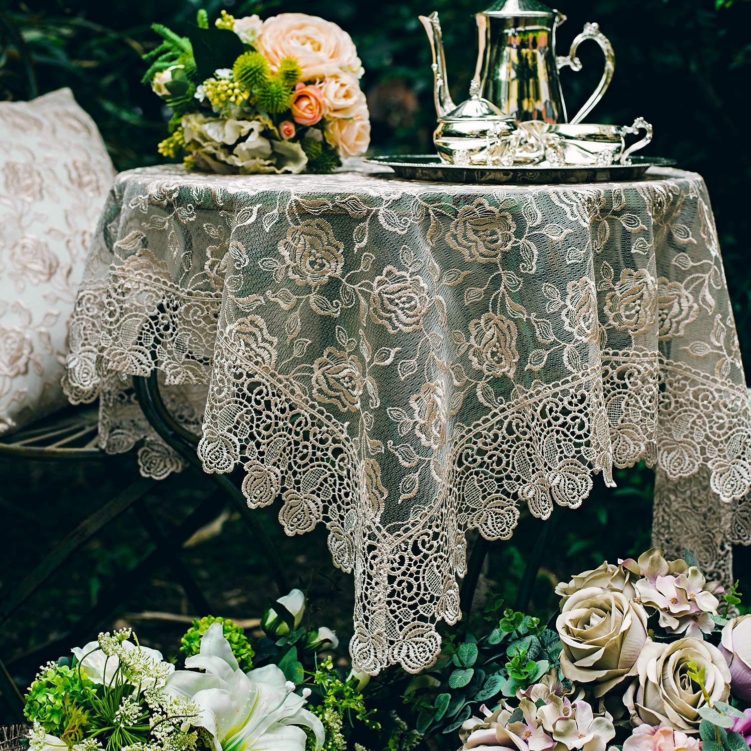 SUTAVIA - Mantel de encaje bordado, diseño clásico cuadrado pequeño de 43 pulgadas, a prueba de polvo, para cocina, comedor, picnic, banquete de boda y decoración del hogar (dorado)