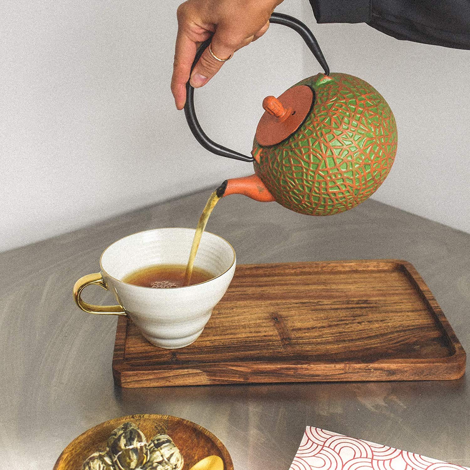 Théière Japonaise Tetsubin en Fonte avec intérieure en émail et infuseur - Orange et Vert 0,8L
