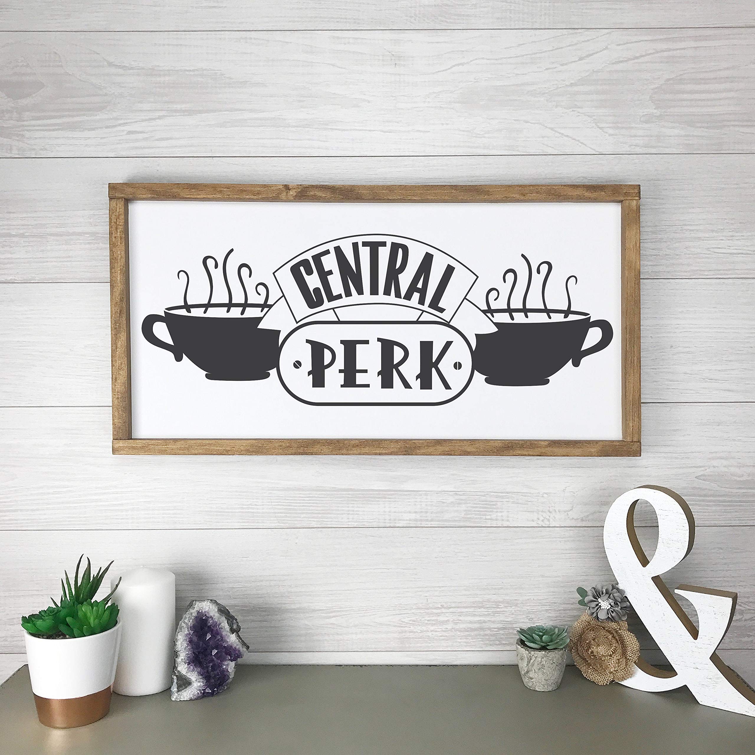 Décoration de cuisine panneau central bois pour habiller un mur vide au-dessus du café