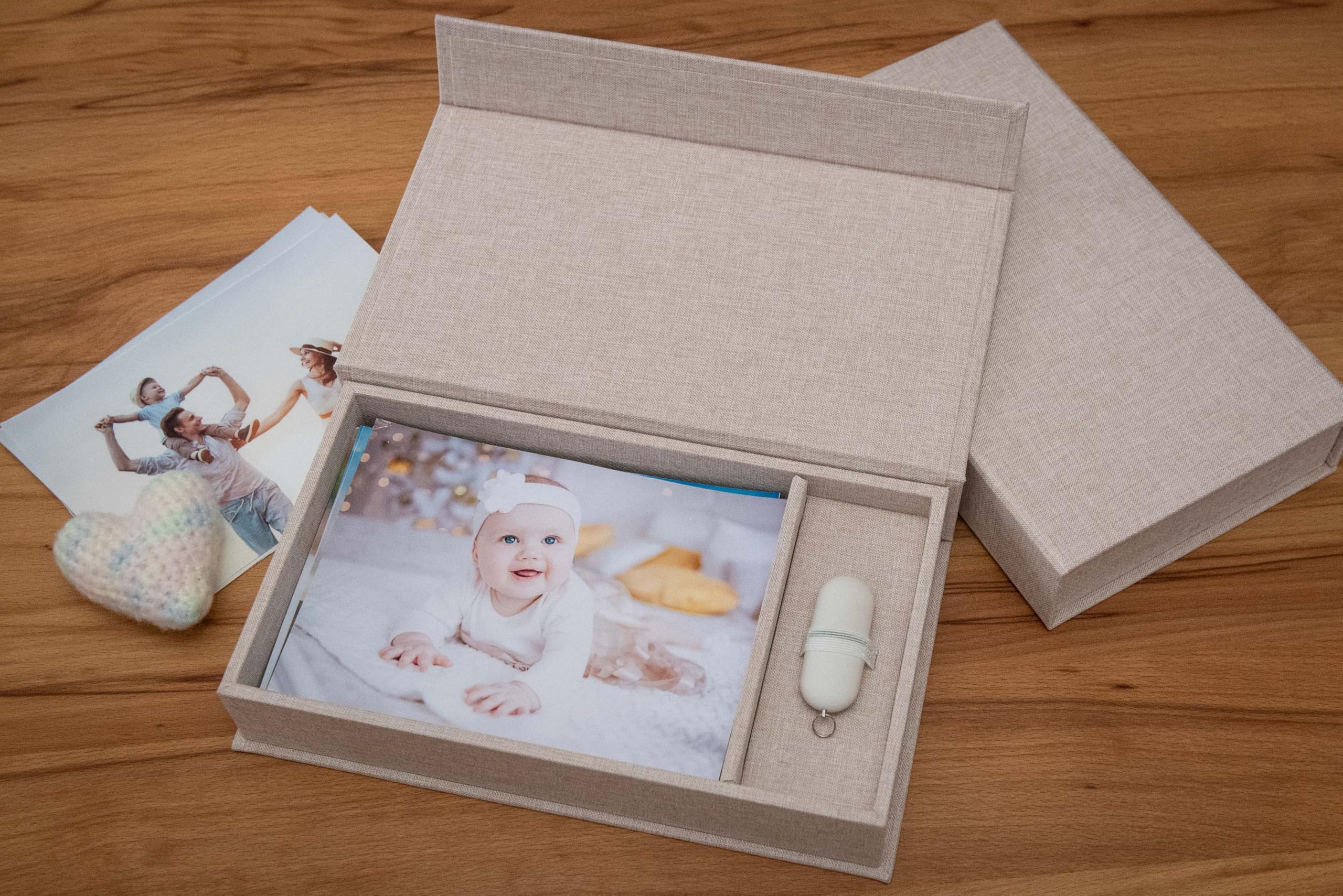 Erinnerungsbox mit USB Slot. Geschenkbox für USB-Sticks und Fotoabzüge 13x18cm, Aufbewahrungsbox Hochzeitsbox, Fotobox, Fotogeschenk, 26x15 cm (Beige)
