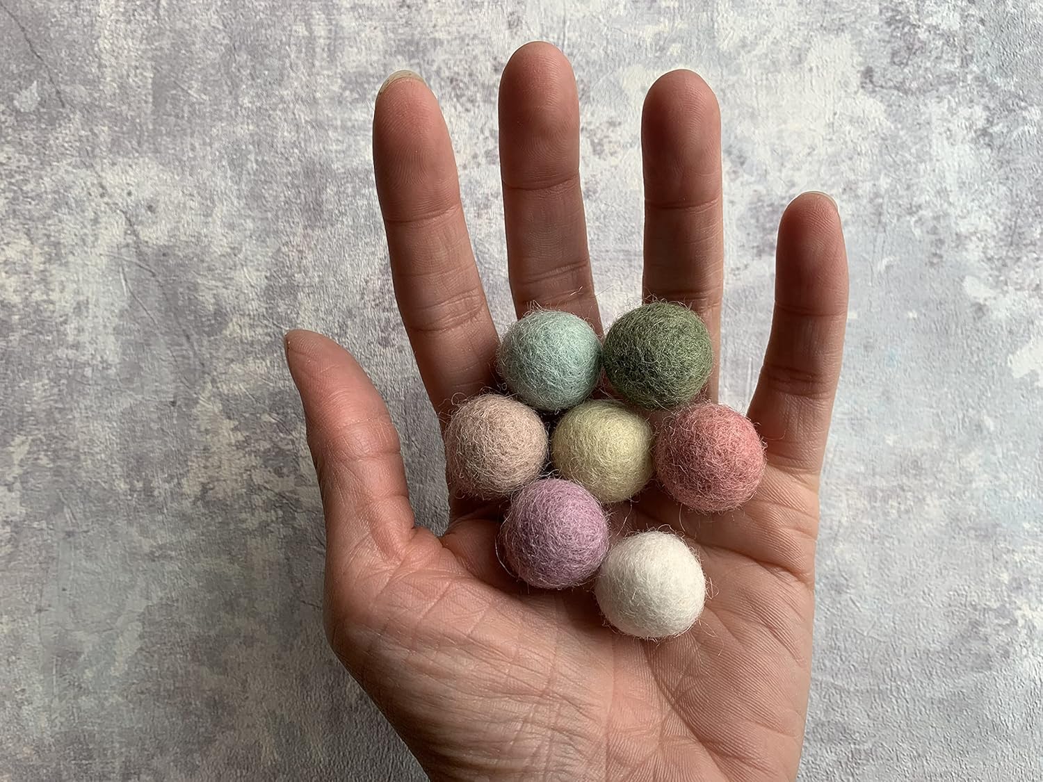 heidifeathers Handmade Felt Balls - Choose Size and Mix (2cm Pastels)