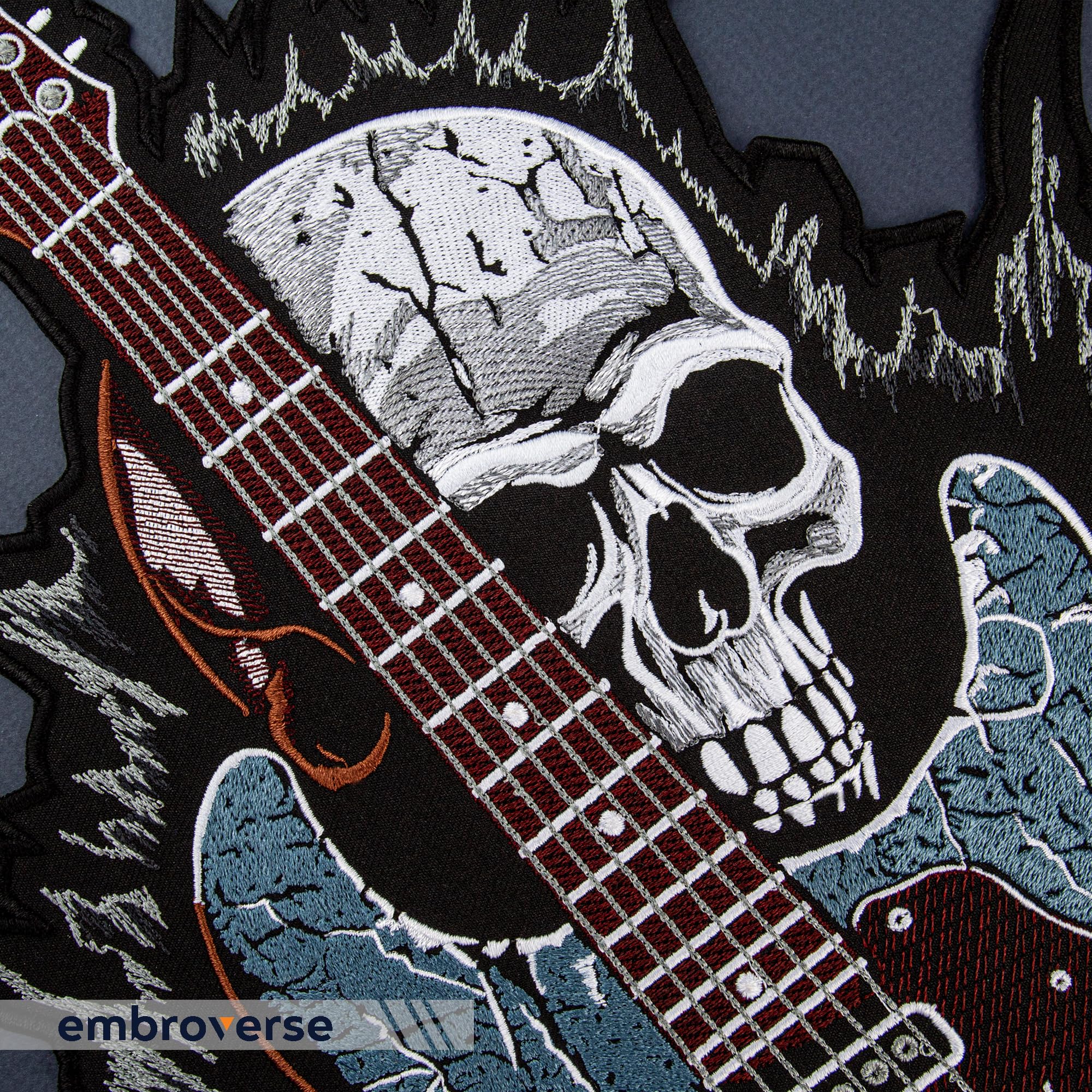 EMBROVERSE Rock Gitarre Totenkopf Rückenaufnäher, Bestickt zum Aufbügeln | Heavy Metal Rocker, Punk Band, Musikfestival Skelett Biker; Geschenk für Jeansjacken, Westen, Hoodies, Rucksäcke, Taschen