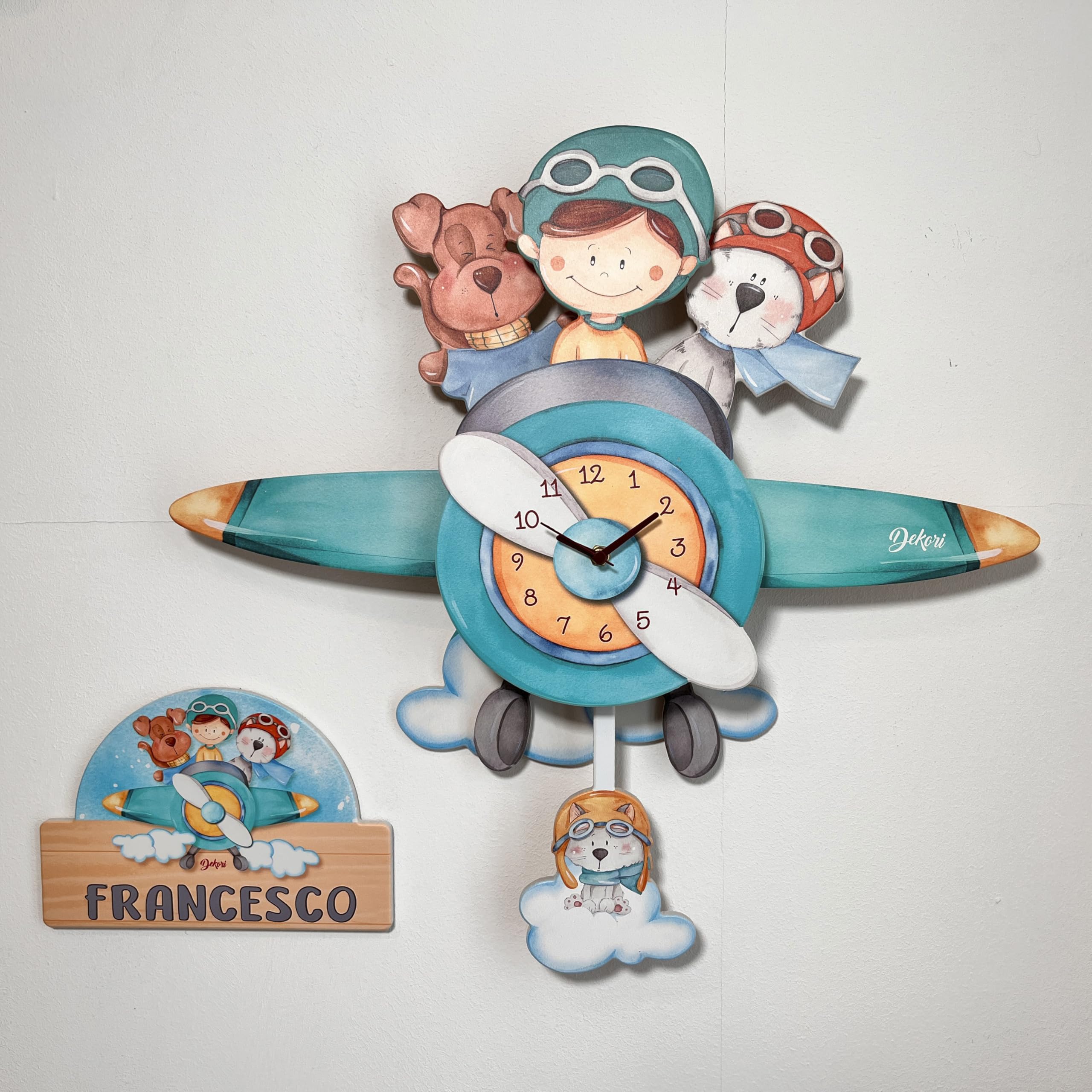 DEKORI Orologio da parete a pendolo bambini in legno – Aeroplano con aviatore e cagnolini – Silenzioso, decorazione cameretta, podotto artigianale, fatto a mano, Made in Italy
