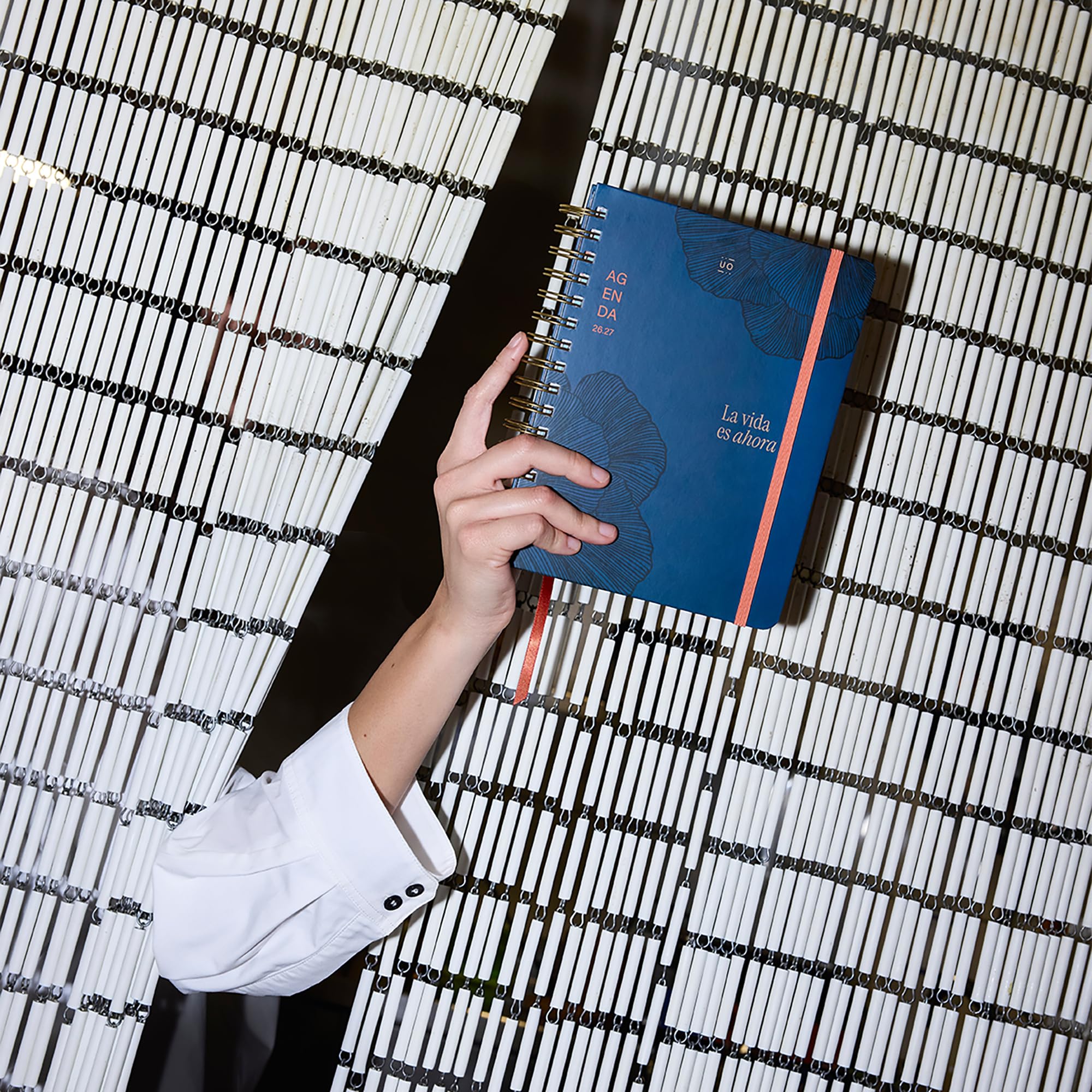 UO Agenda Escolar Kyoto Día Página: Empieza en septiembre de 2026 y Acaba en Agosto de 2027, Tapa Dura, con 134 Stickers, Goma elástica, Marcador de Regla y Cinta de Registro, Azul