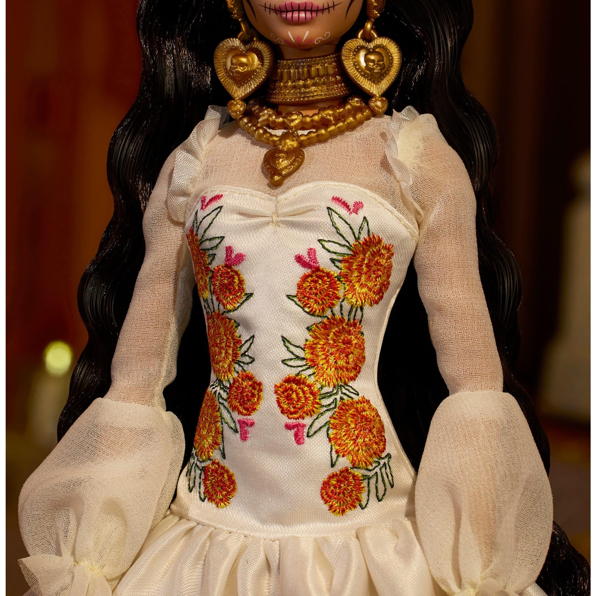 Barbie Signature Lalka Día De Muertos 2025 Kolekcjonerska lalka, kremowa suknia z detalami takimi jak falbanki, aksamitki i naszyte wstążki, kwiatowa korona i charakterystyczny makijaż czaszki, JBJ05