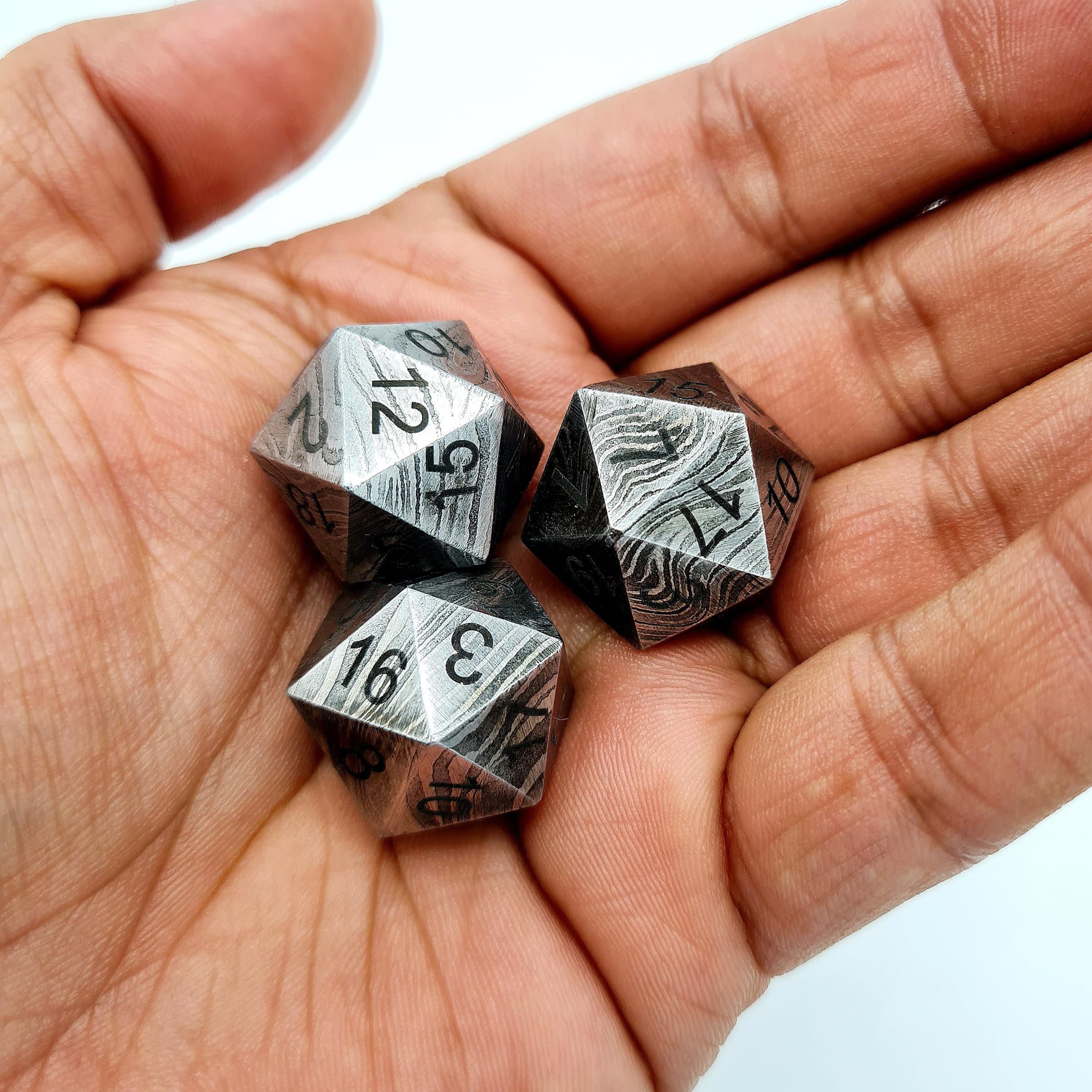 Dado Damasco DND D20 | Fatto a mano | Dado Casino Dice in acciaio damascato | 25 mm 20 lati | Dadi decorativi in acciaio