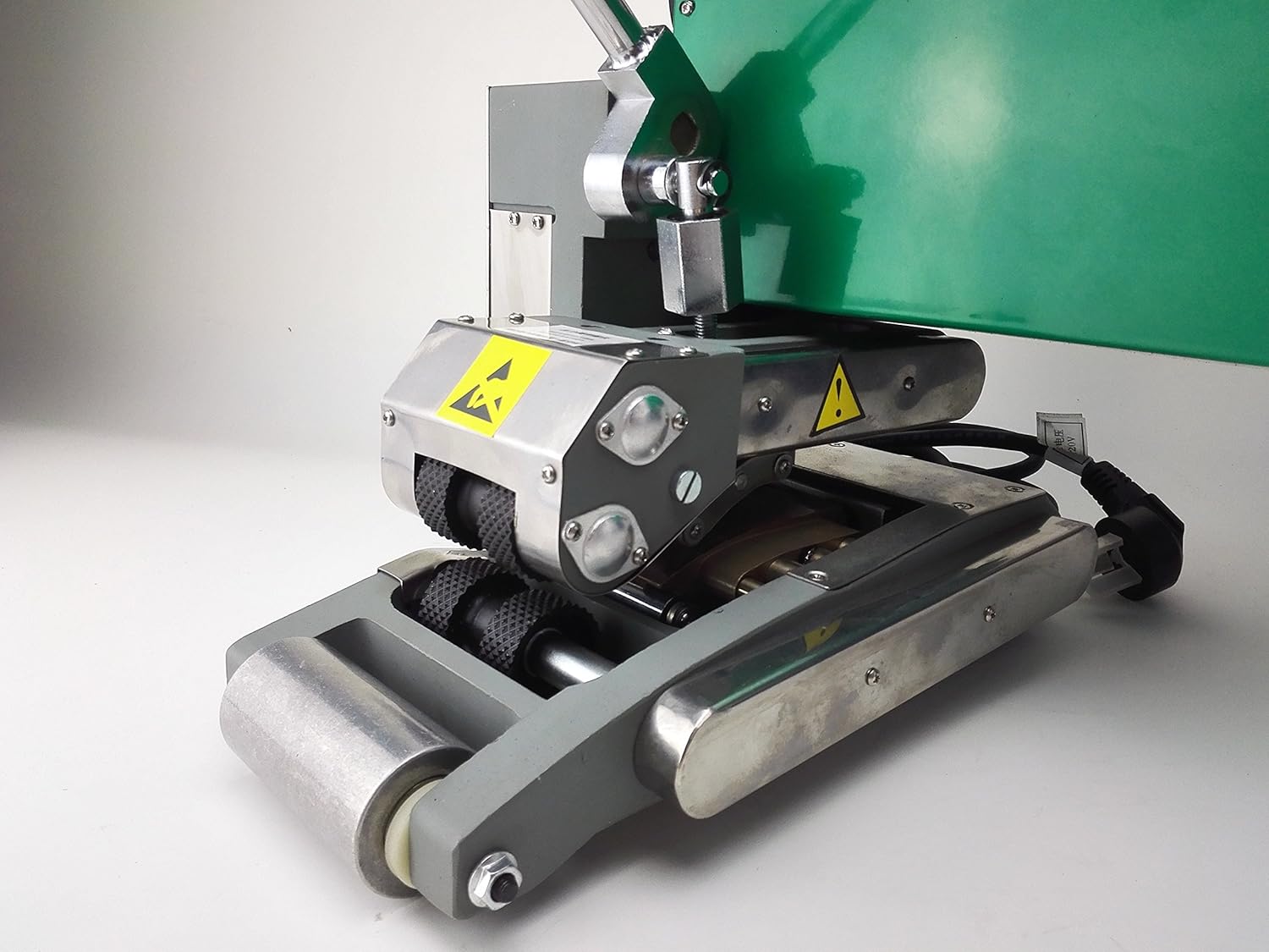 Close-up of the JIT 900 welder's welding head and rollers.