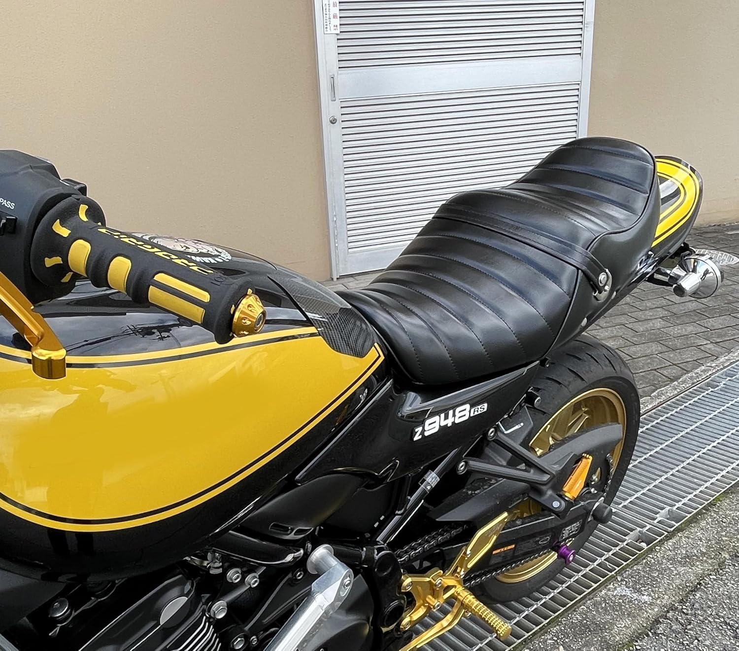 XJR400R 後期 タックロール シート 黒 皮 鋲打ち/ あんこ抜き 