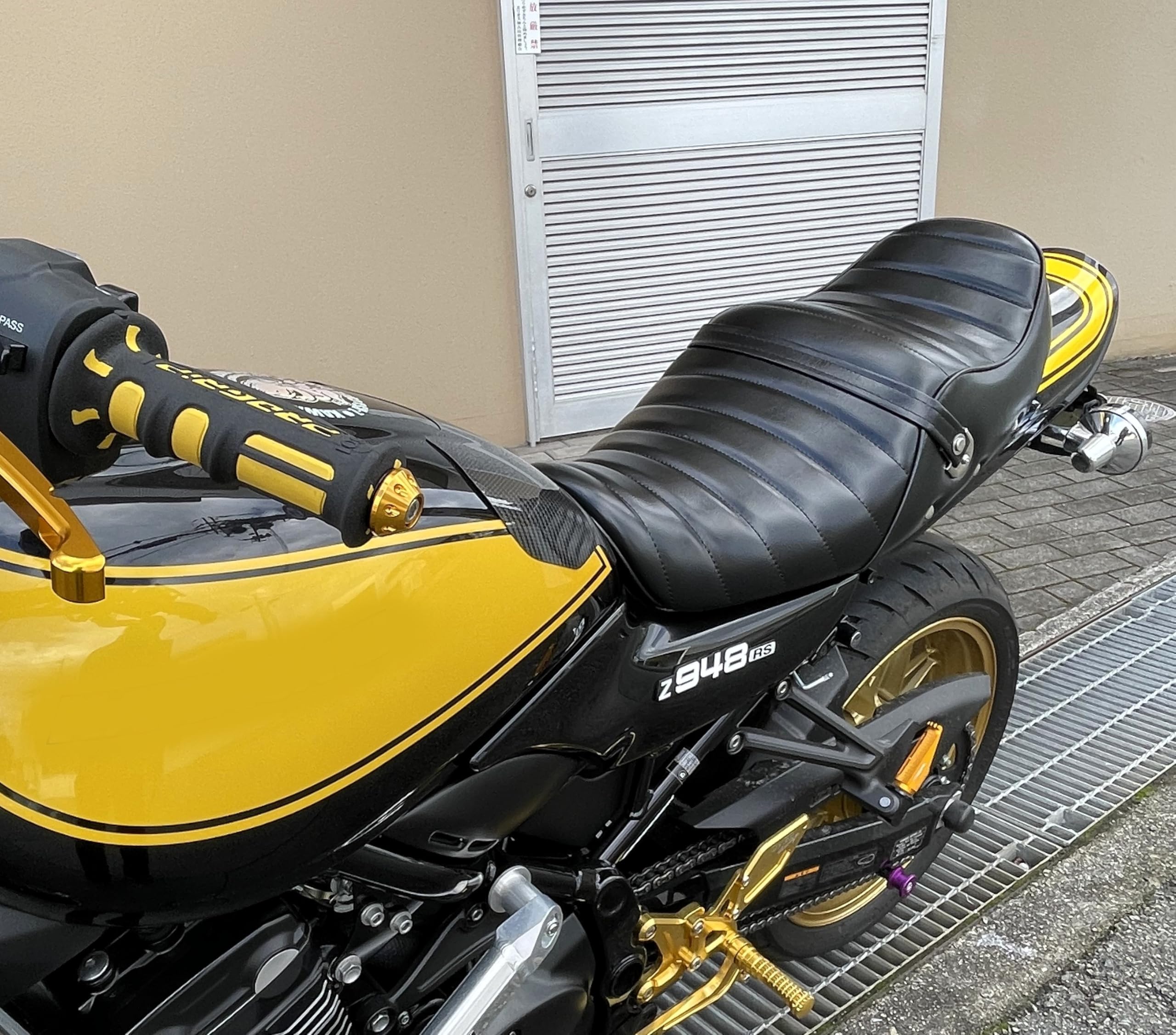 Amazon | Z900RS 黒皮 鋲打ち タックロールシート/スタッズ リベット