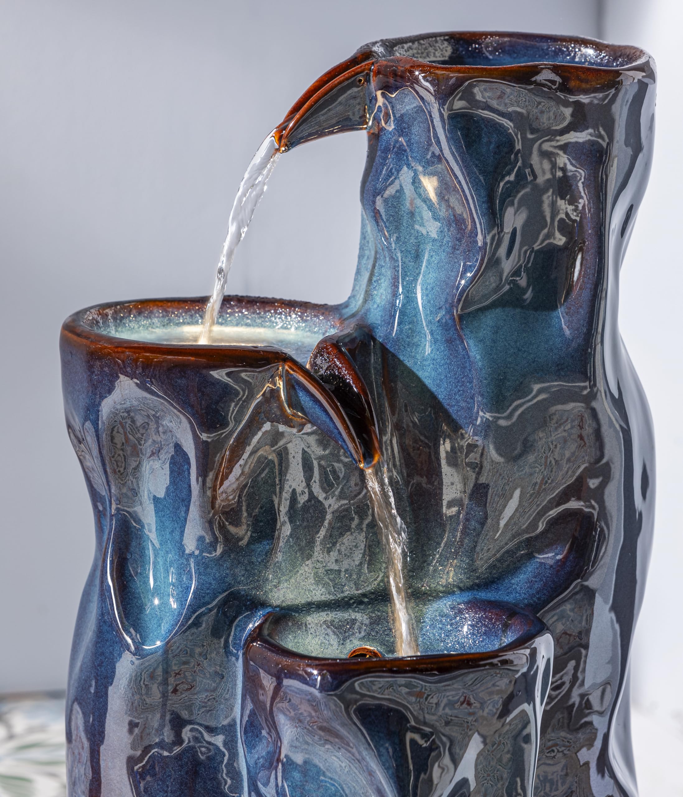 Dehner Gartenbrunnen Corso, mit LED Beleuchtung, frostbeständig, solarfähiger Brunnen für Außen, 38 x 34 x 64.5 cm, Keramik, blau