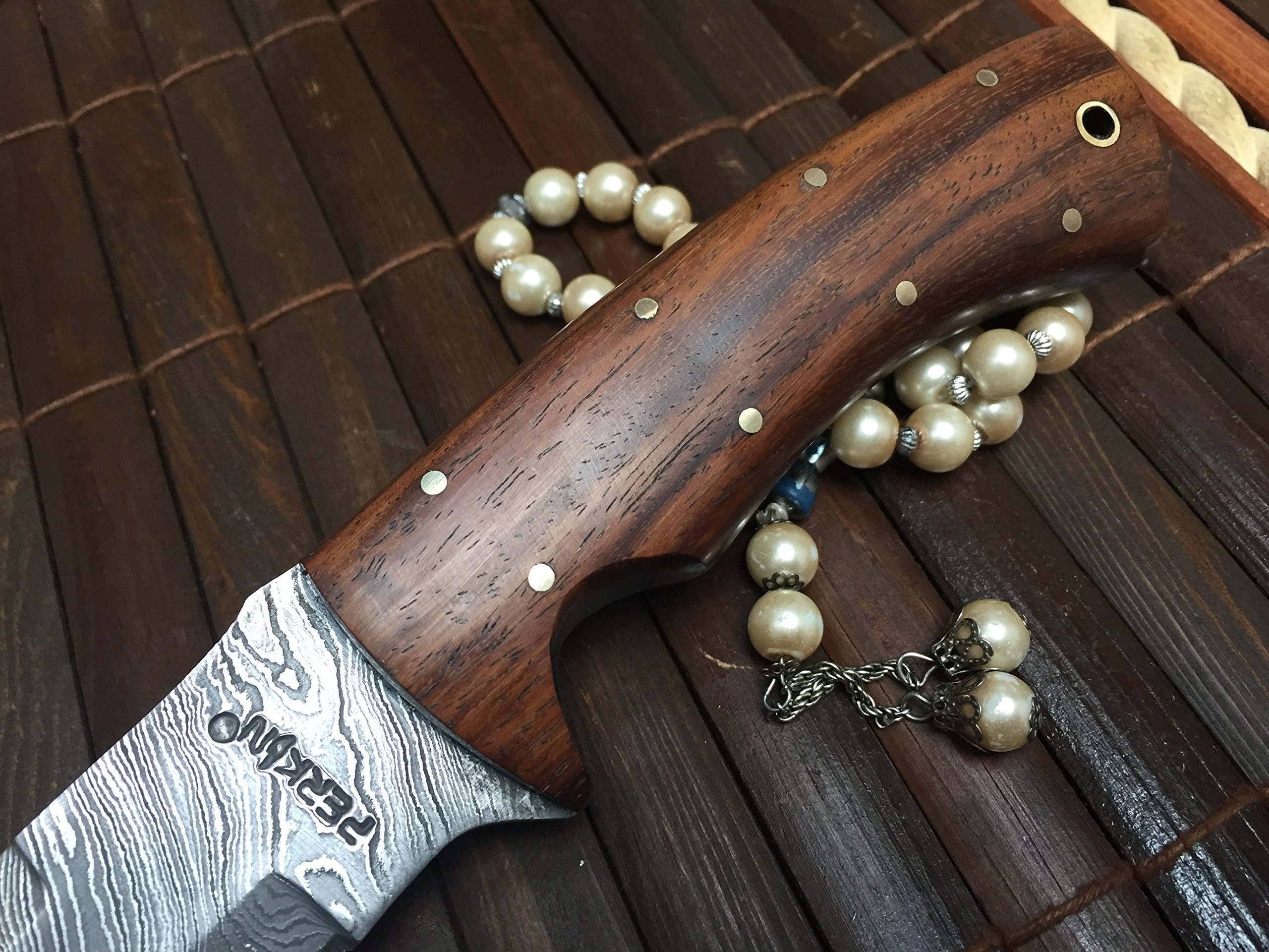 Coltello da caccia, con fodero, in acciaio damascato