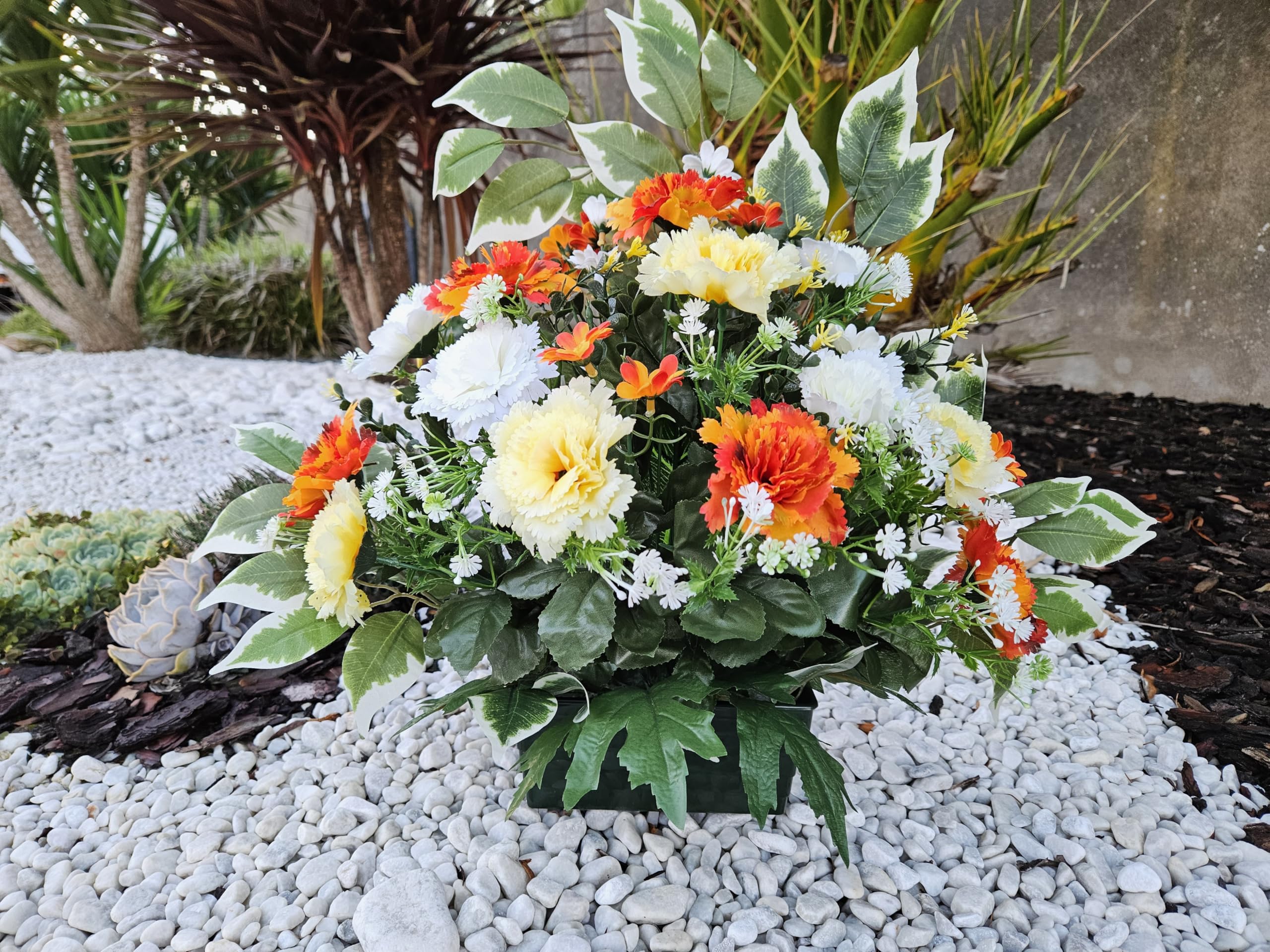 Composition De Fleurs Artificielles, Lesté Ciment pour Une Parfaite Tenue à L' extérieur. Réalisé par Nos Soins, Fleurs de Qualité. Dimension - Largeur/32cm - Longueur/72cm
