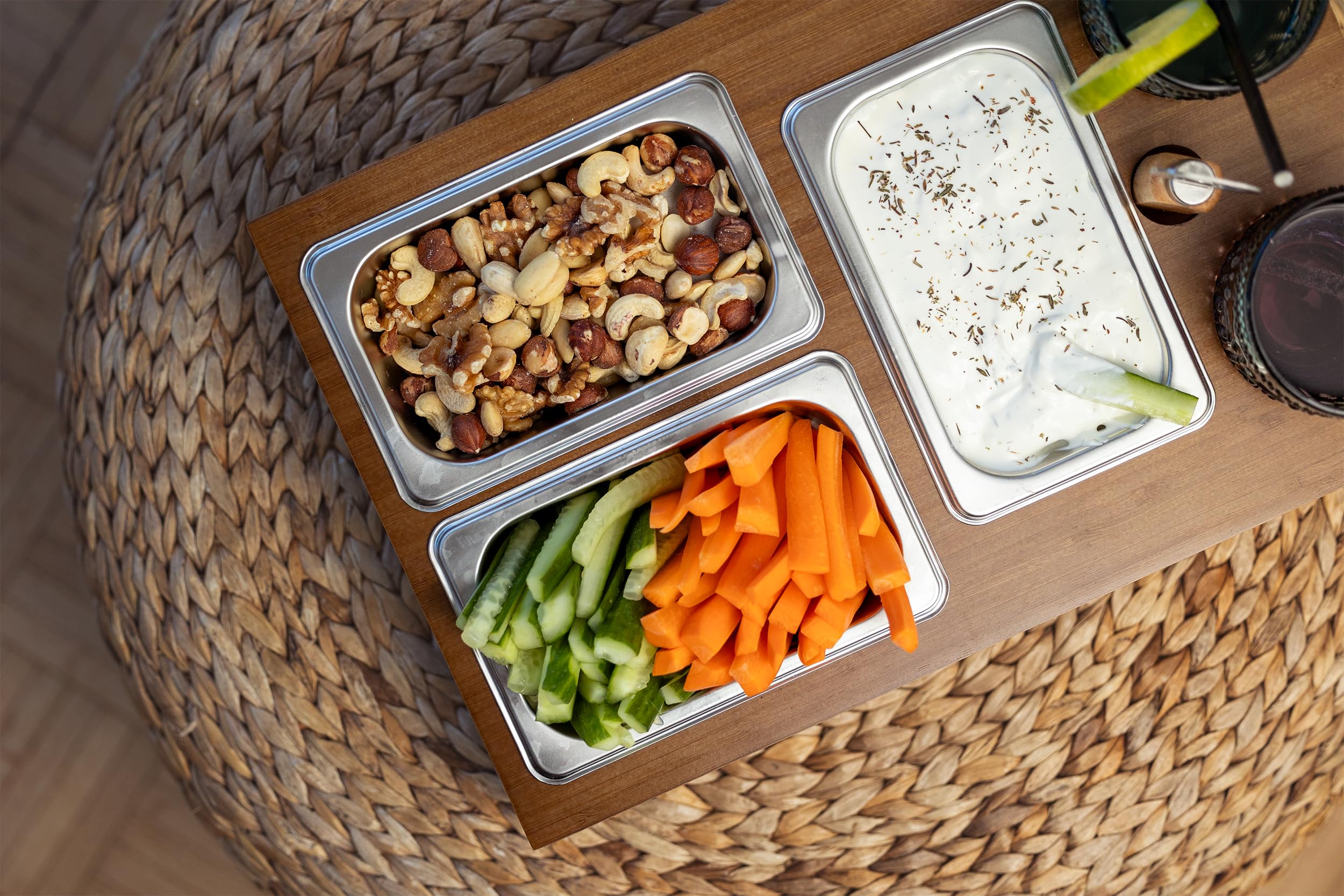 Couchbar Snackbox, Sofa Tablett,Serviertablett, Couch Bar mit 2 Getränkehalter, 3 Edelstahl Snackschalen, Abnehmbarer Deckel, Holz Sofatablett, Couch Organizer Tablett,Sofa Butler für Wohnzimmer Sofa