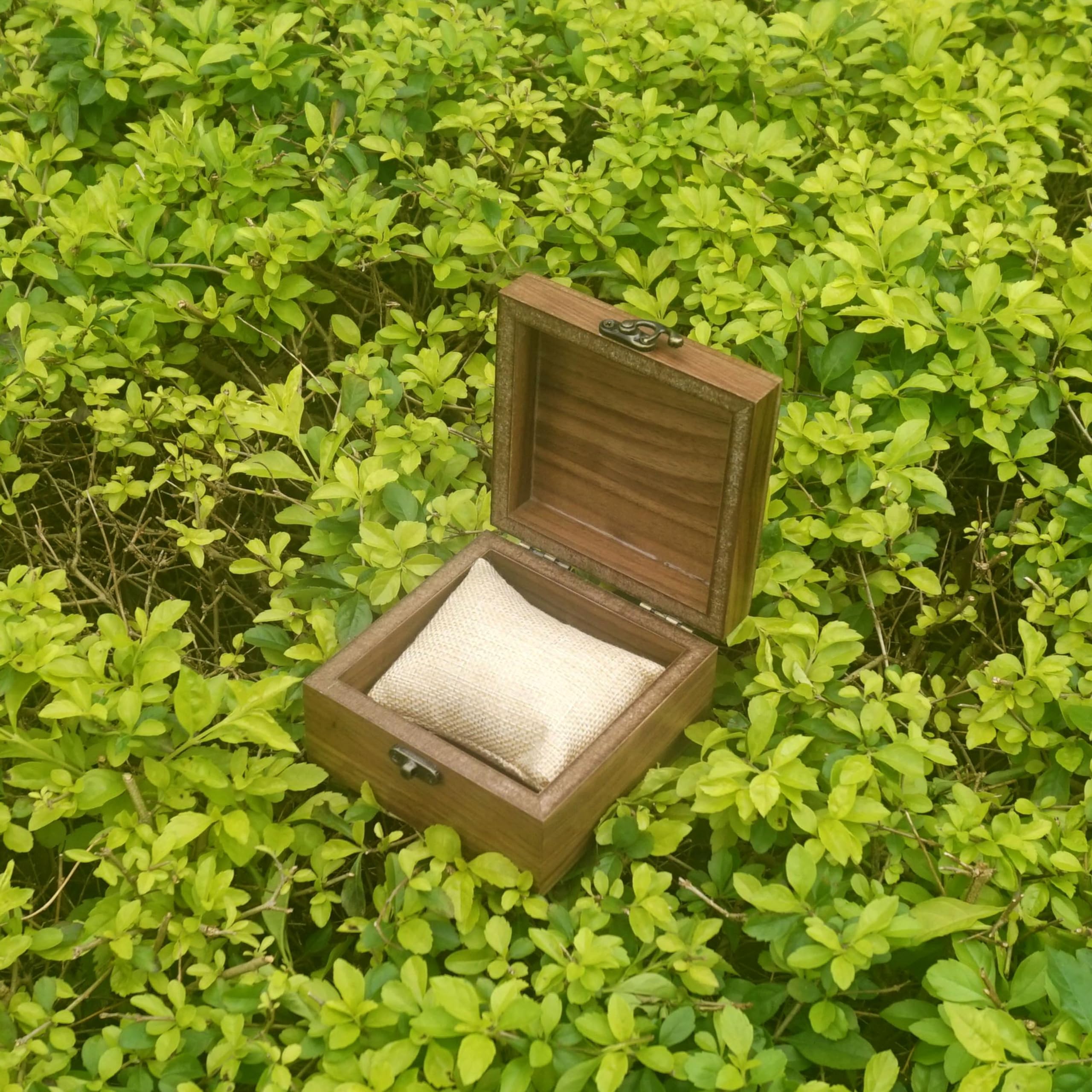 Walnut Color Watch Box Jewelry Box, Handcrafted for Keepsakes, Father's Day, Mother's Day, Anniversaries, Christmas, Valentine's Day Box (Watch Box-11 * 11cm)