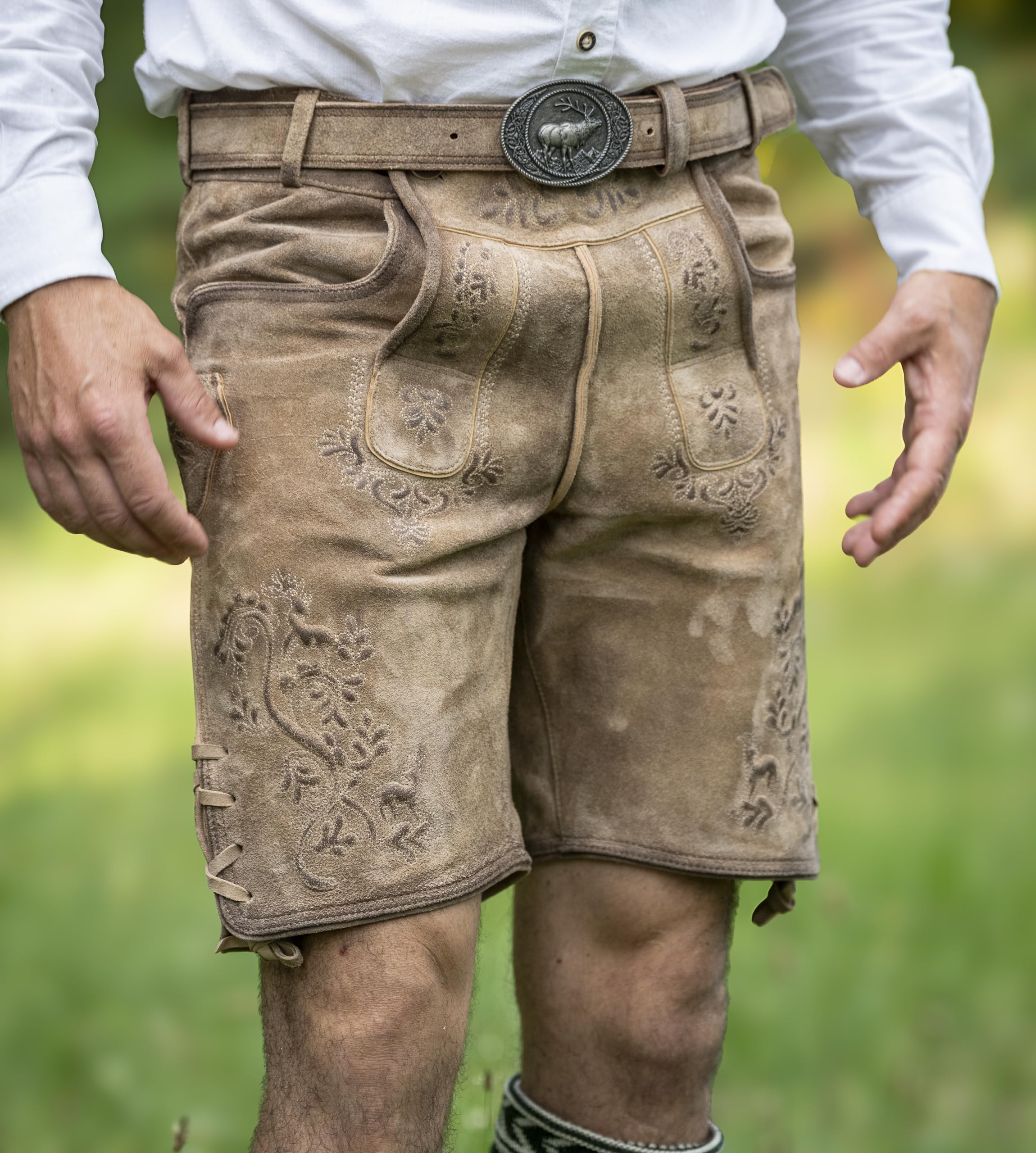 Schöneberger Trachten Couture Herren Lederhose kurz mit Trachtengürtel -Traditionelle Trachtenhose für Oktoberfest aus Original Nubukleder