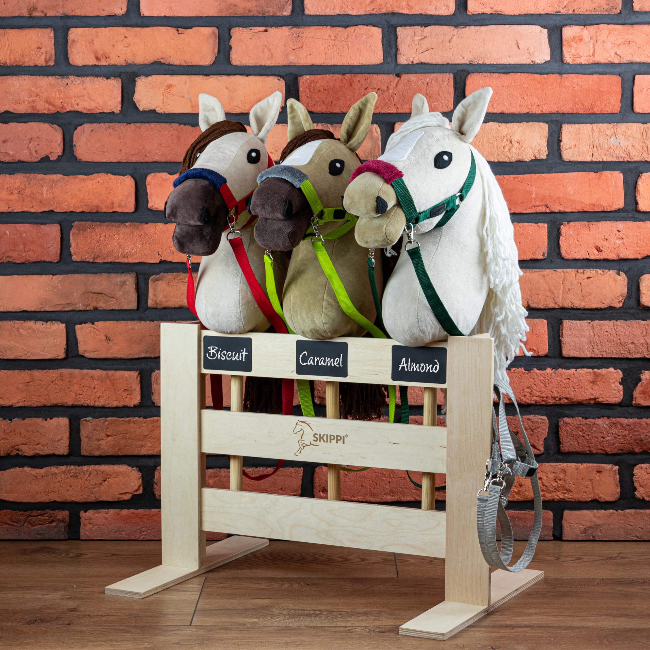 SKIPPI Hobby Horse Almond, Großes Steckenpferd A3, Halfter und Zügeln im Set, Hobby Horsing Pferd mit Zubehör, Ecru, Mandel, Hellbeiges Pferd