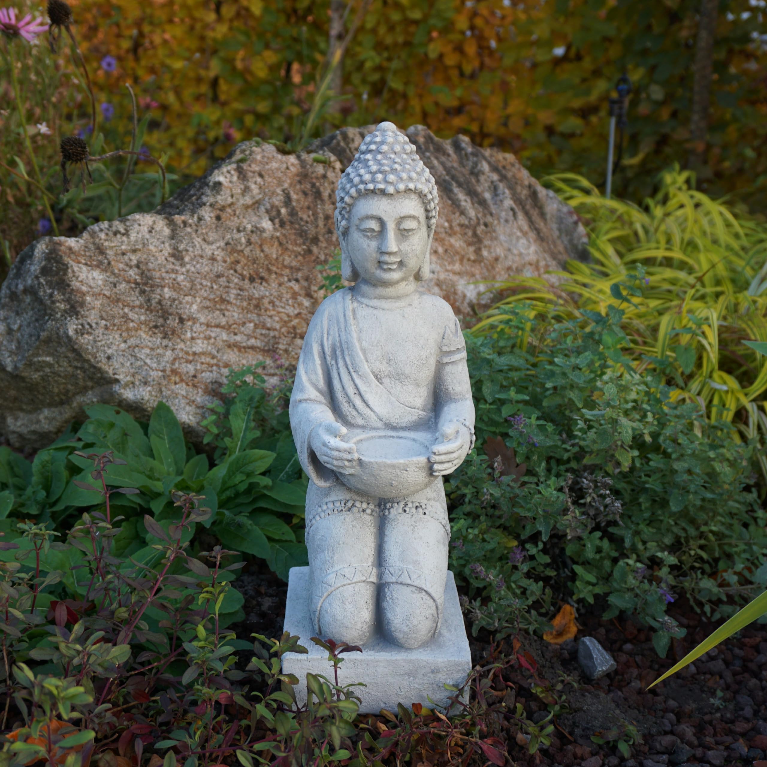 gartendekoparadies.de Buddha Statue auf einem Podest, Steinfigur aus Steinguss, Weißbeton, Frostsicher für Außenbereich, H. 43 cm, 9 kg (Grau)