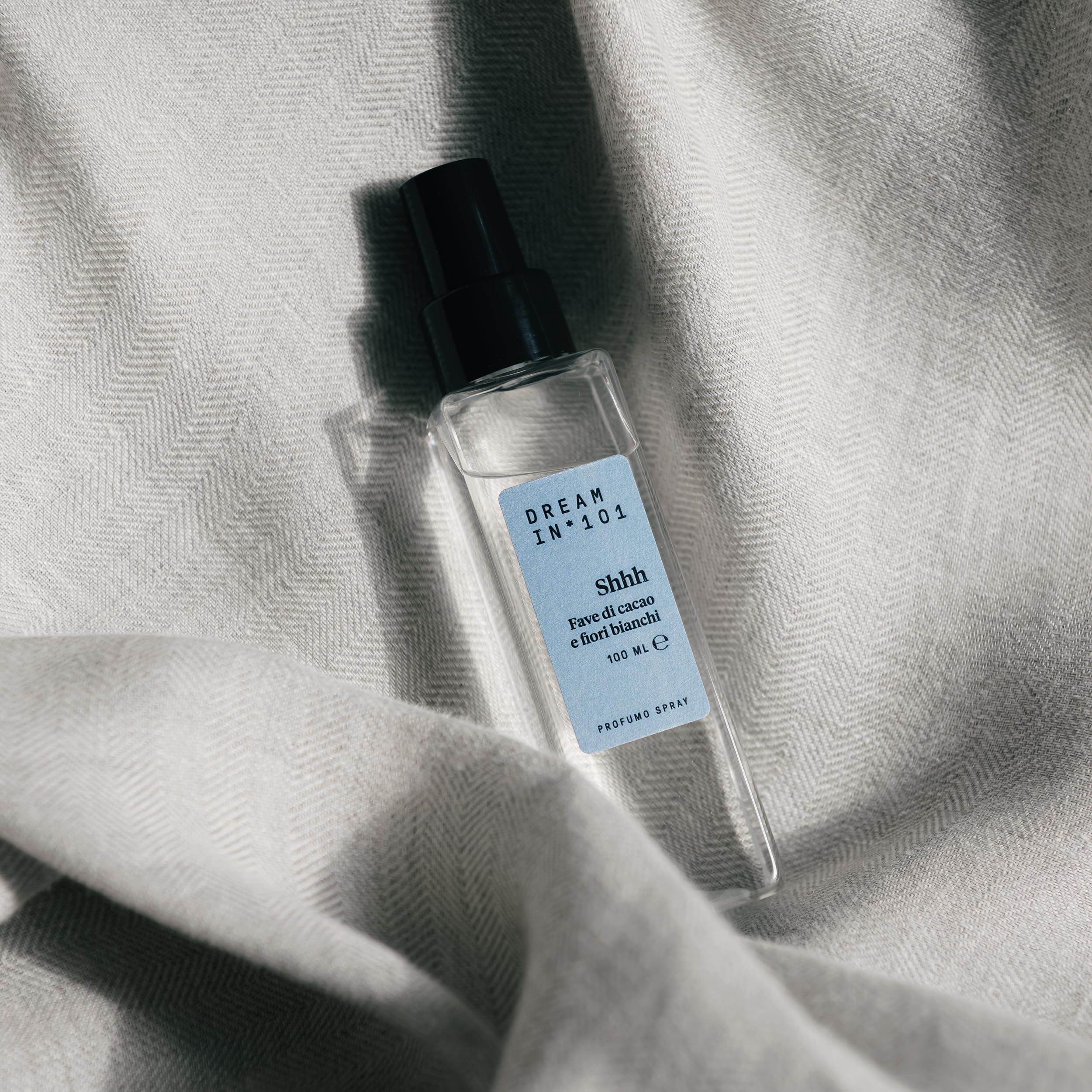 DREAMIN*101- Profumo Spray Tessuti Fragranza Fiori Bianchi e Fave di Cacao, Profumatore Cuscino e Letto Concilia Sonno e Relax, Pillow Spray Naturale Delicato, Profumi Made in Italy, 100 ml