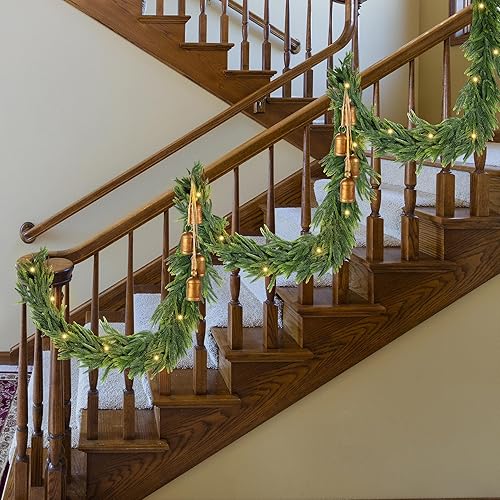 Miniatura 7 de Fovths Guirnalda de Navidad de 9 pies con luces y campanas, guirnalda de pino Norfork de tacto real, guirnaldas de vegetación artificial para mantel