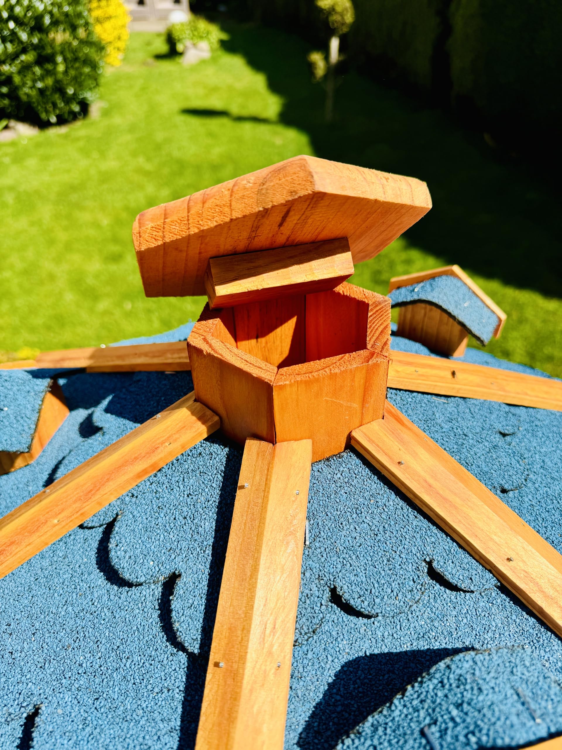 Mangiatoia per uccelli a forma di casetta XL, in legno, colore: marrone/blu