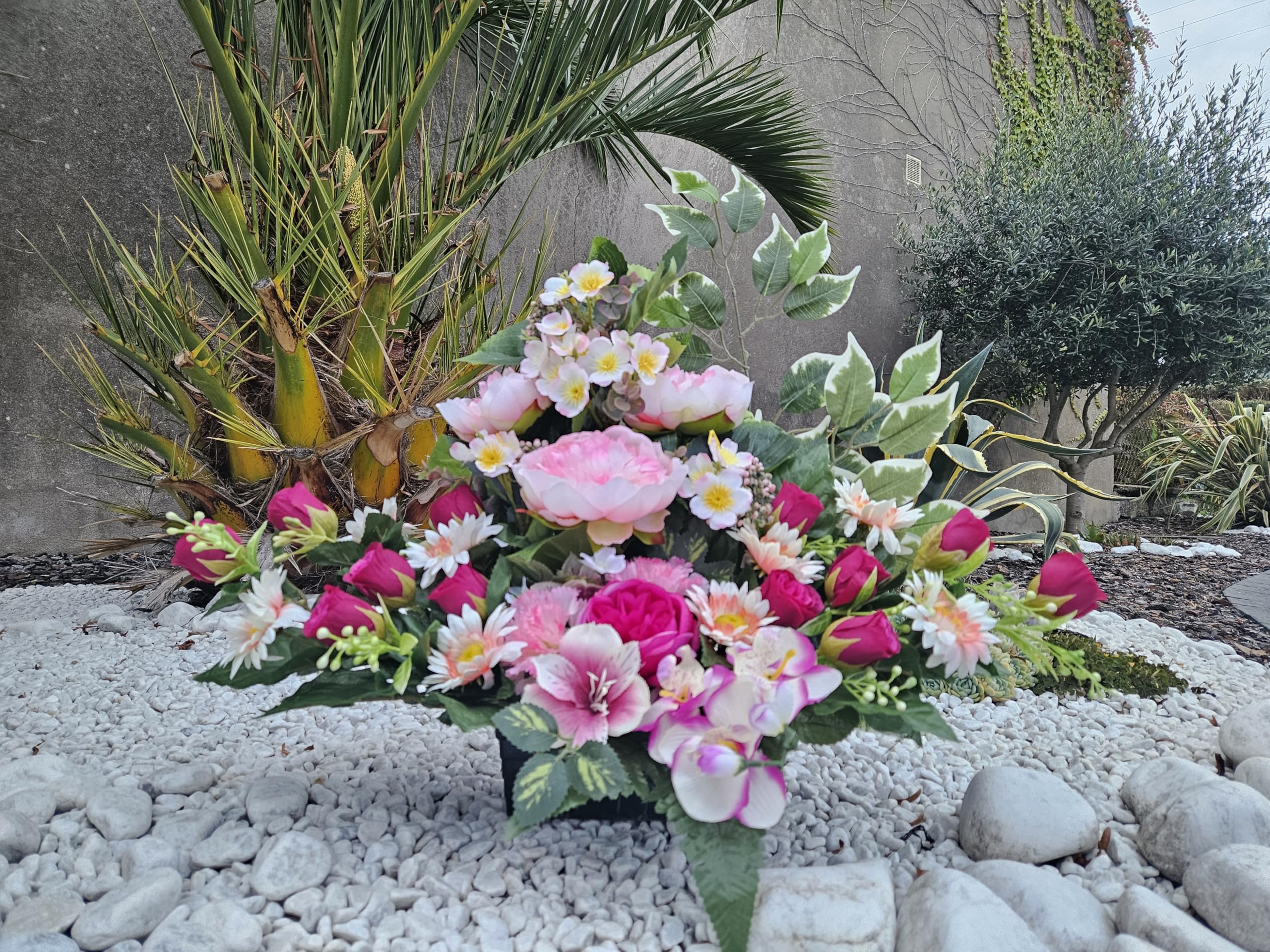 Composition de Fleurs Artificielles Lesté Totalement Ciment pour Une Parfaite Tenue à L' extérieur. Réalisé par Nos Soins. Fleurs de Qualité. Dimension - Haut/44cm - Largeur/44cm