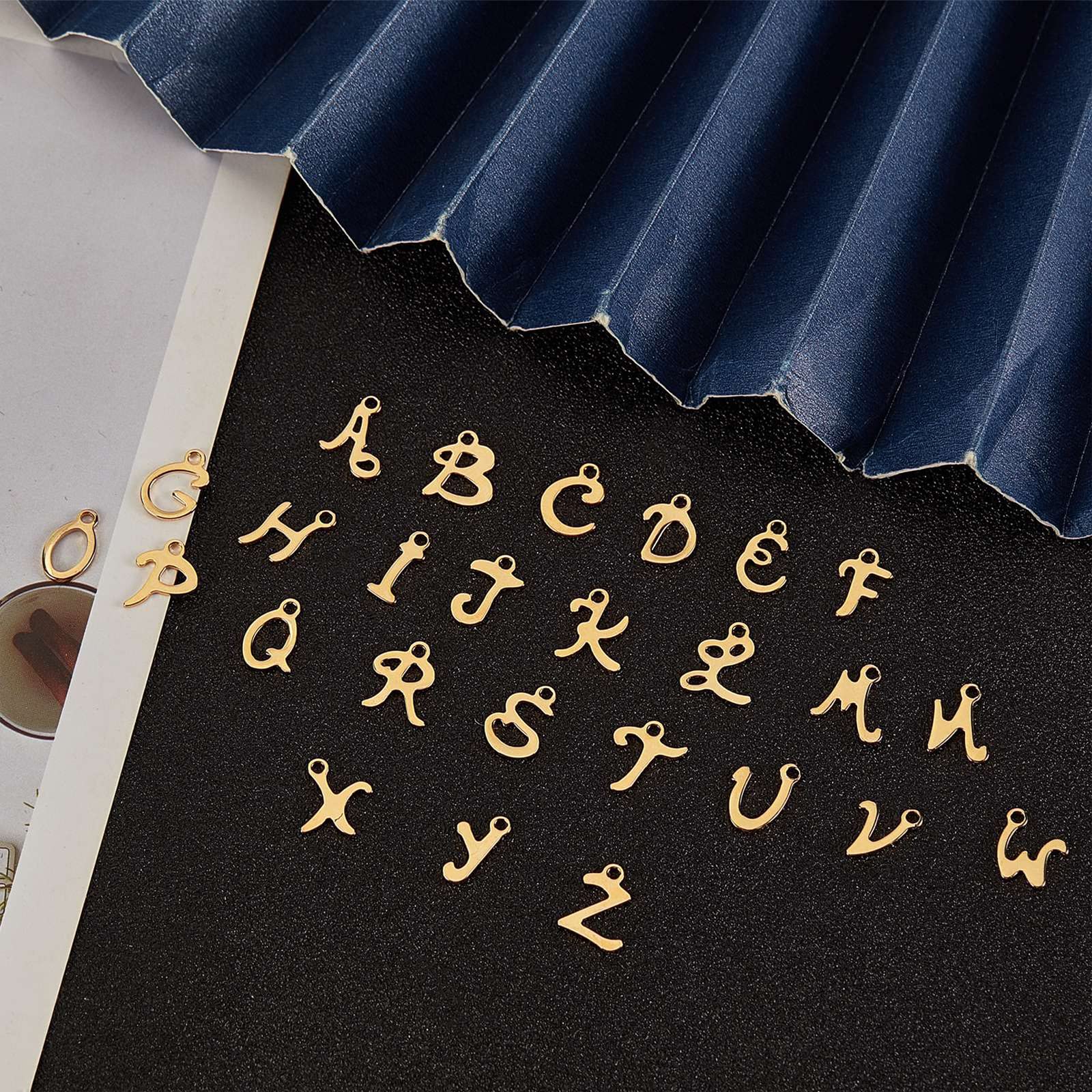 SUNNYCLUE 1 Scatola 26 Pendenti con Lettere Dell'Alfabeto In Acciaio Inossidabile AZ Flatback In Metallo ABC Pendenti Vuoti In Stile Tibetano Gotico Mini Iniziali Perline con Foro per Forniture