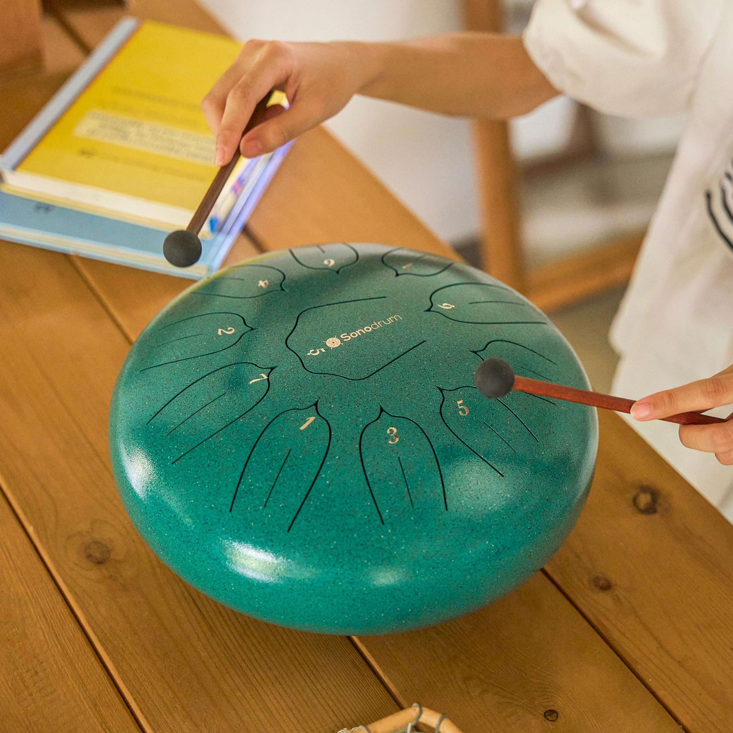 Zungentrommel "Standard" C - Dur in Grün - 30 cm groß mit 11 Tönen - Steel Tongue Drum inkl. Liederbuch, Schlägel, Fingersticks und Tragetasche - Notenlesen nicht nötig, einfach zu spielen.