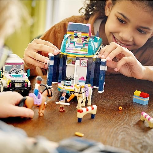 Miniatura 6 de LEGO Friends Horse Show Trailer 41722, juguete de caballo con 2 figuras de caballos, automóvil SUV y accesorios de equitación, juego de construcción