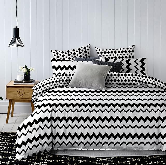 DecoKing 84526 Pościel z mikrofibry, 200 x 220 cm z 2 poszewkami na poduszkę 80 x 80 cm, czarno-biała, geometryczny wzór (Hypnosis Waves)