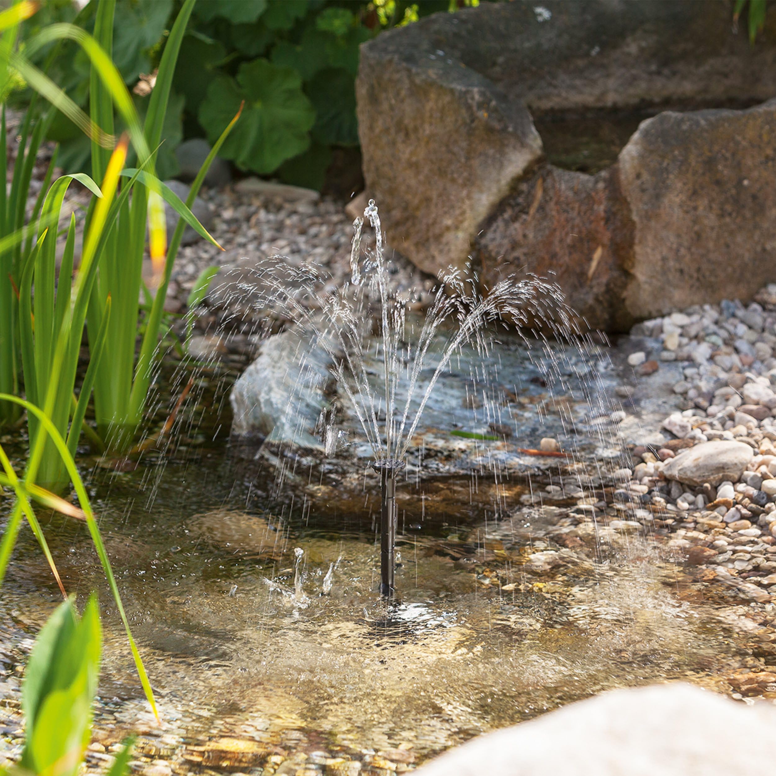 esotec Solar Teichpumpenset mit Akku 6/230 LiFePO4, Solar Teichpumpe 230 l/h 6,4 VDC, Wasserspiel Springbrunnen IP68 außen 101933