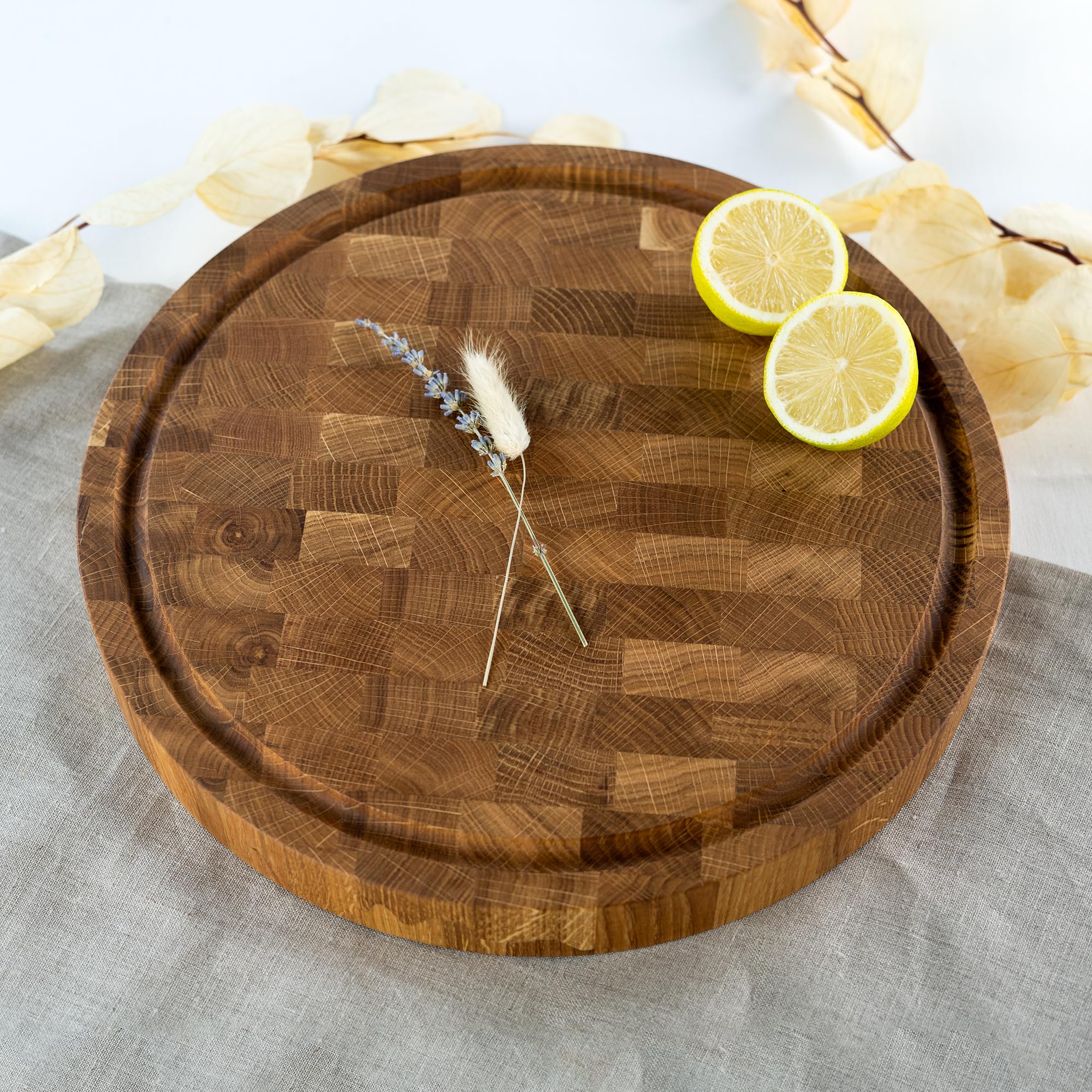HOFMEISTER® Stirnholz Schneidebrett rund aus Eiche Ø 35 cm – massives Holzbrett mit Saftrille – robust, messerschonend & langlebig – Servierbrett & Küchenbrett