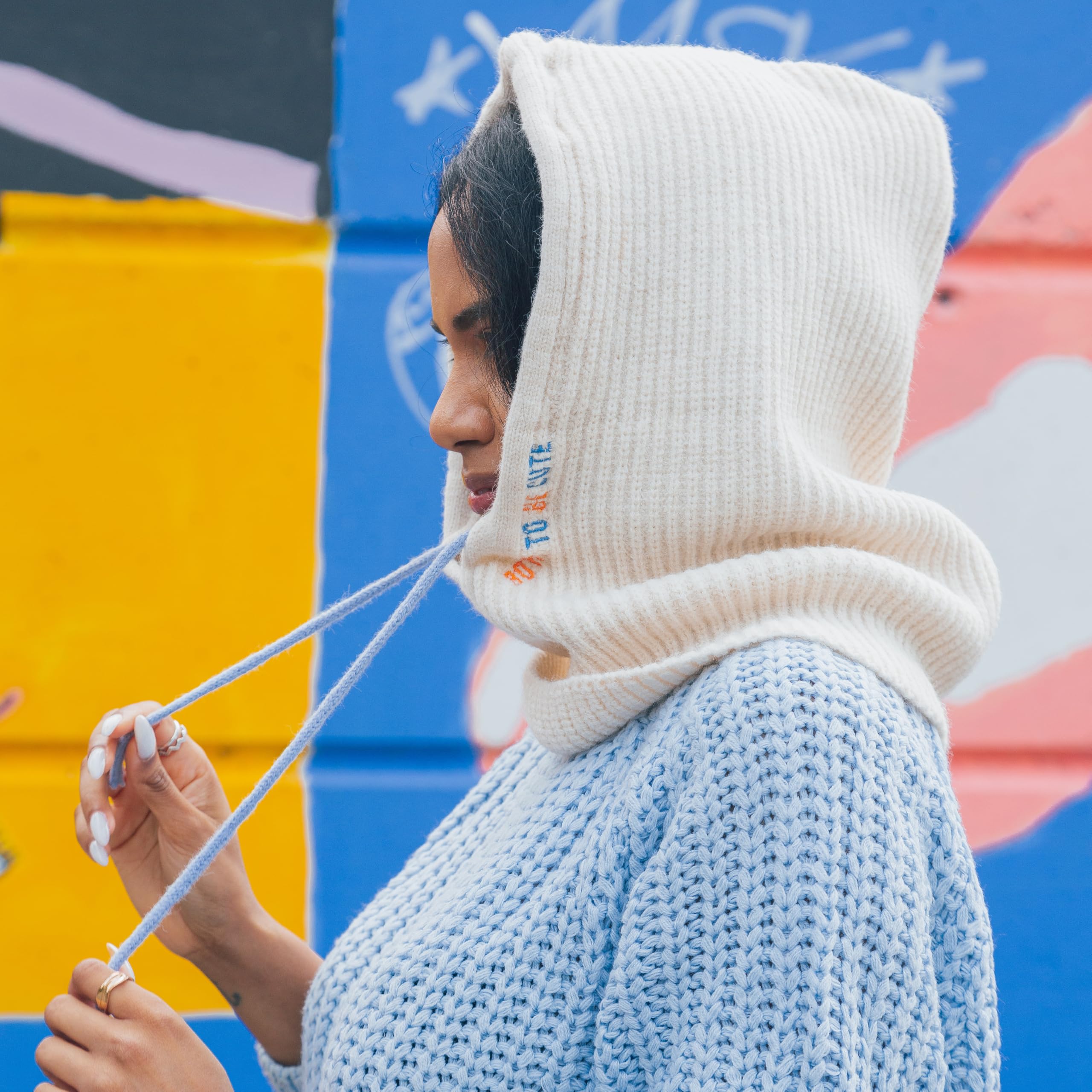 Fisura – Balaclava beżowa "Born to be cute”, modna balaclava damska na zimę, pasamontañas z dzianiny z kapturem, stylowy dodatek i ochrona przed zimnem