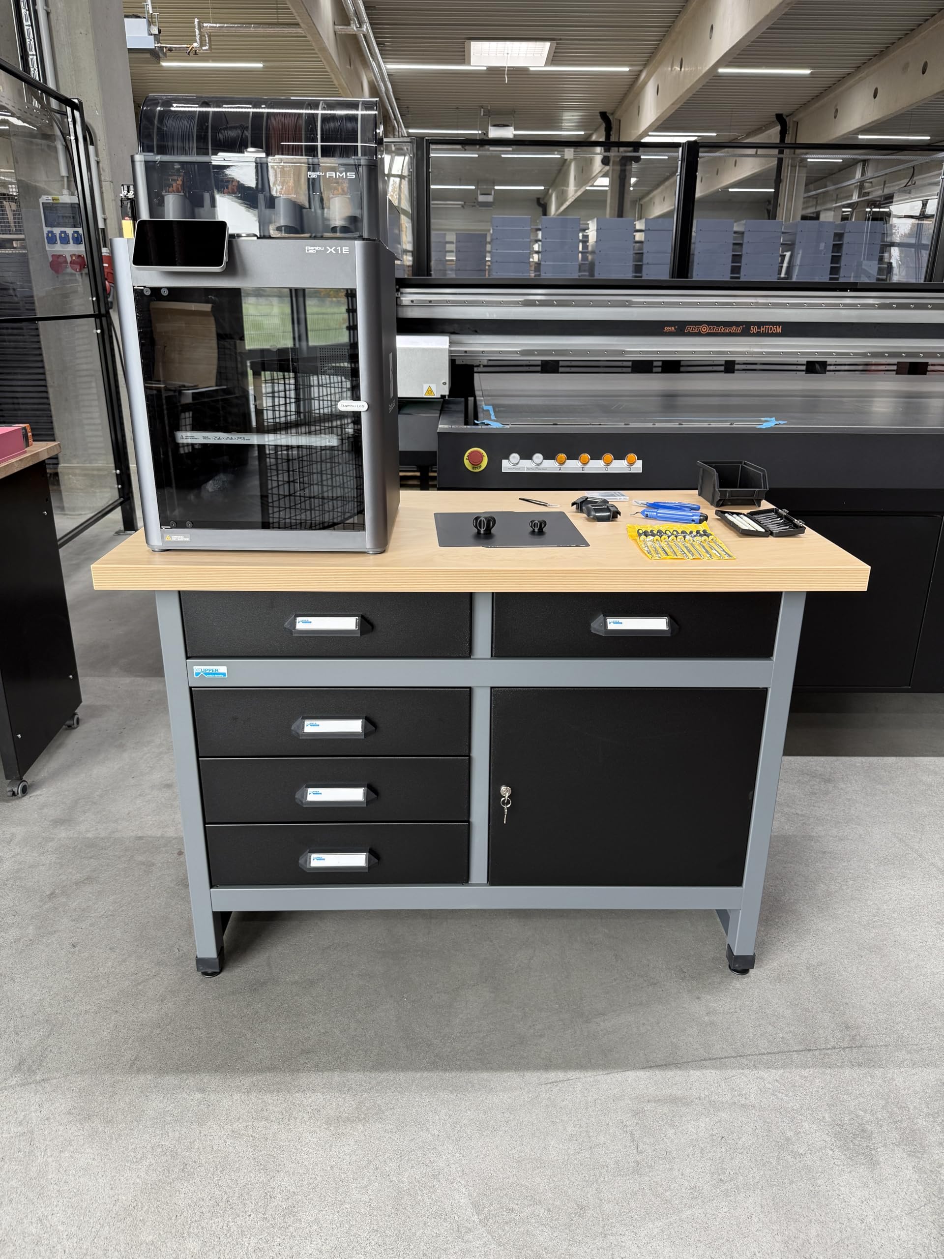 Küpper Werkbank für 3D-Drucker, 120x84x60cm, 5 Schubladen, 1 Tür, 300 kg Traglast, hochwertige, abwaschbare Echtholz-Furnierplatte