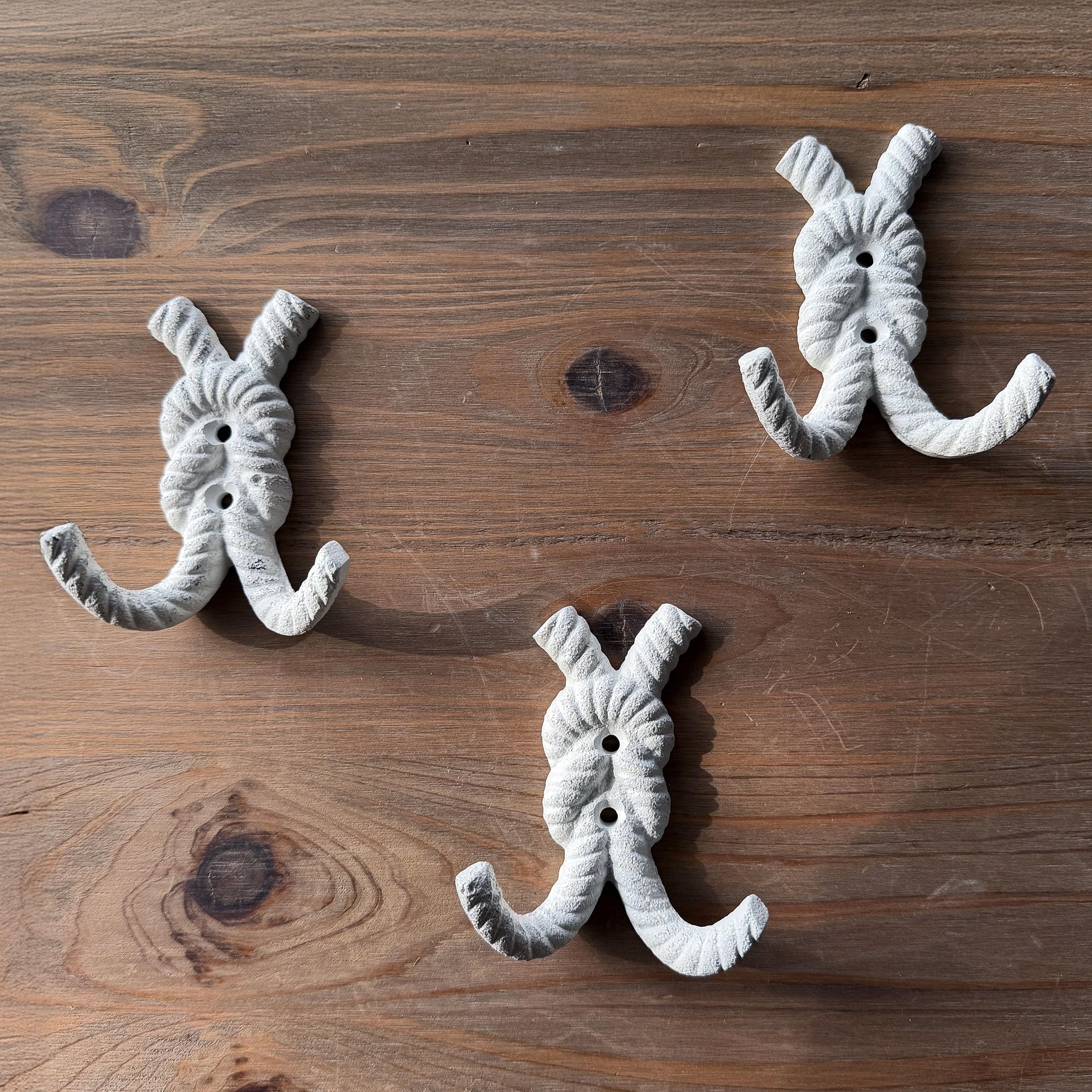 Zeckos Lot de 3 crochets muraux double en fonte avec nœud en fonte de 10,2 cm, décoration murale côtière blanc antique avec vis assorties pour plage, salle de bain, entrée, vestiaire ou chambre à
