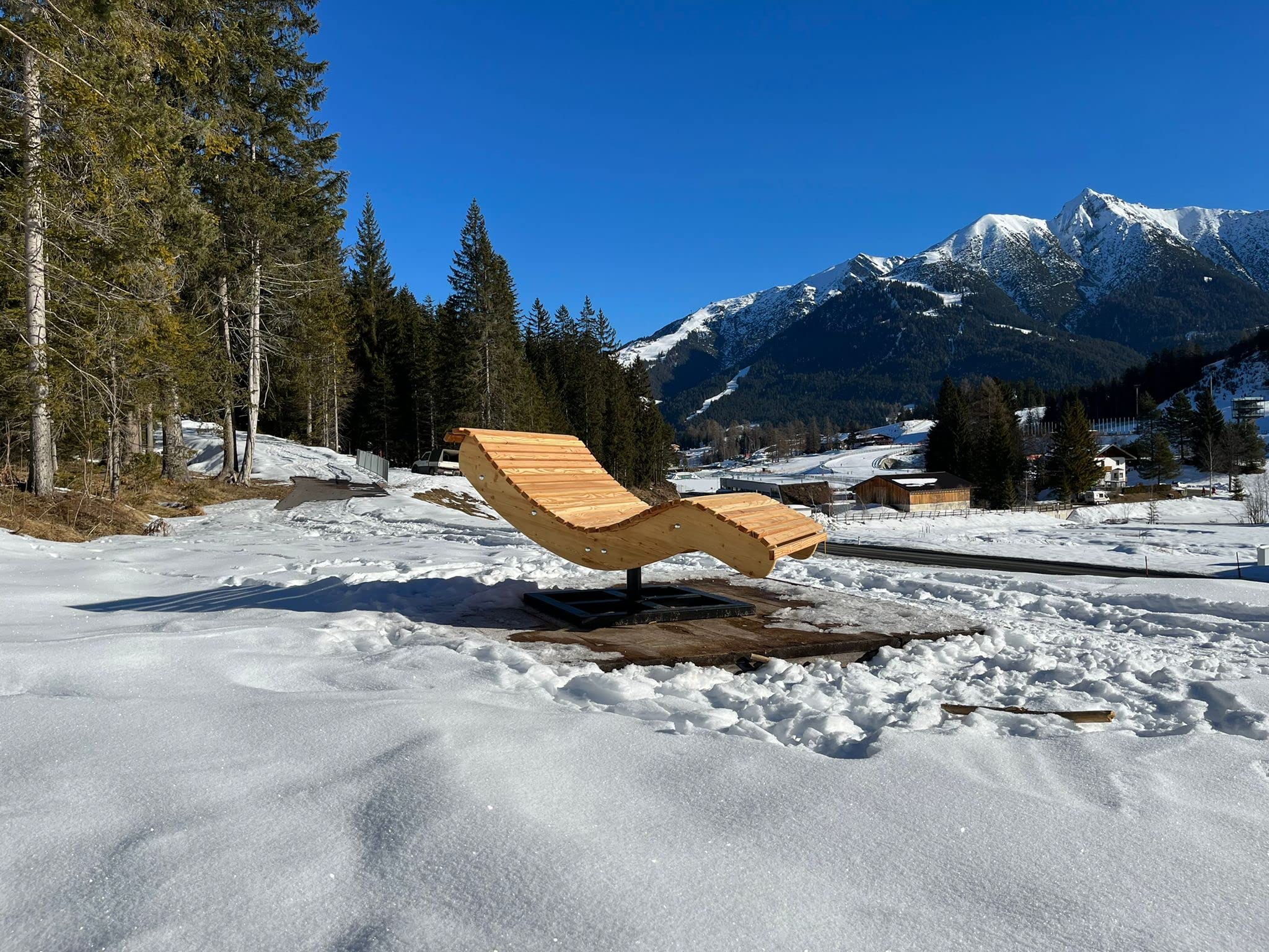 Himmelsliege Doppelliege mit Drehgestell aus Lärchenholz Extra Breit Bayerische Holzliege Sonnenliege für den Garten (140 cm Breite)