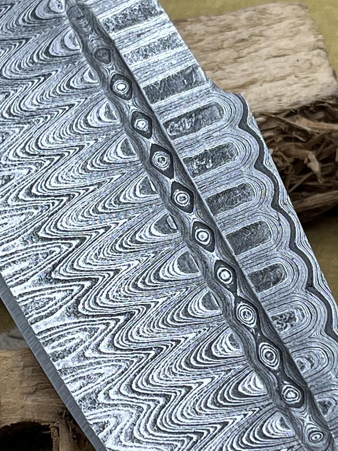 Damascus Knife 200+ Layer Hand-Forged Damascus Steel Fixed Blade with Walnut Wood Handle,5.5" Blade and 5.5" Handle Premium Bowie-Style Hunting & Outdoor Knife, Easy to Resharpen Gift for Men, Christmas Gifts & Collectors