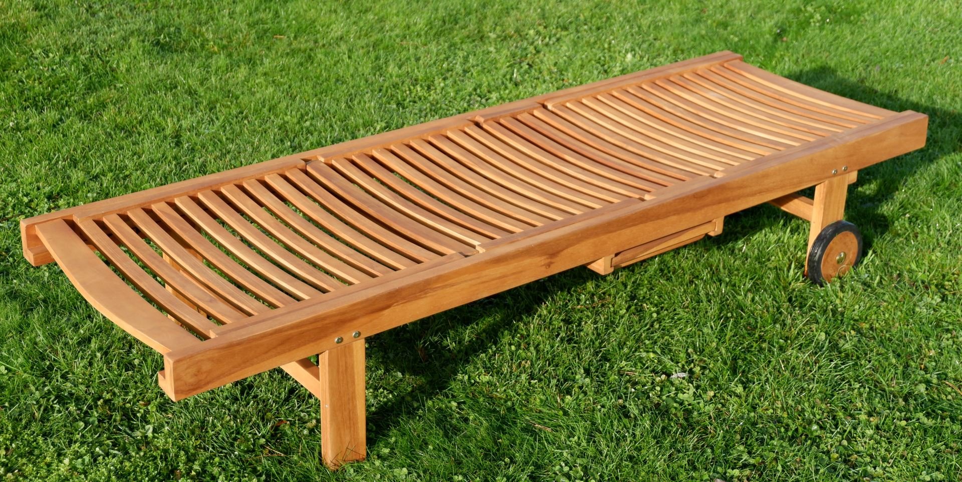 ALEOS. Hochwertige Teak Sonnenliege Gartenliege Strandliege Liegestuhl Holzliege Holz sehr robust Modell: Cozy+ Beistelltisch Coco 110x50cm