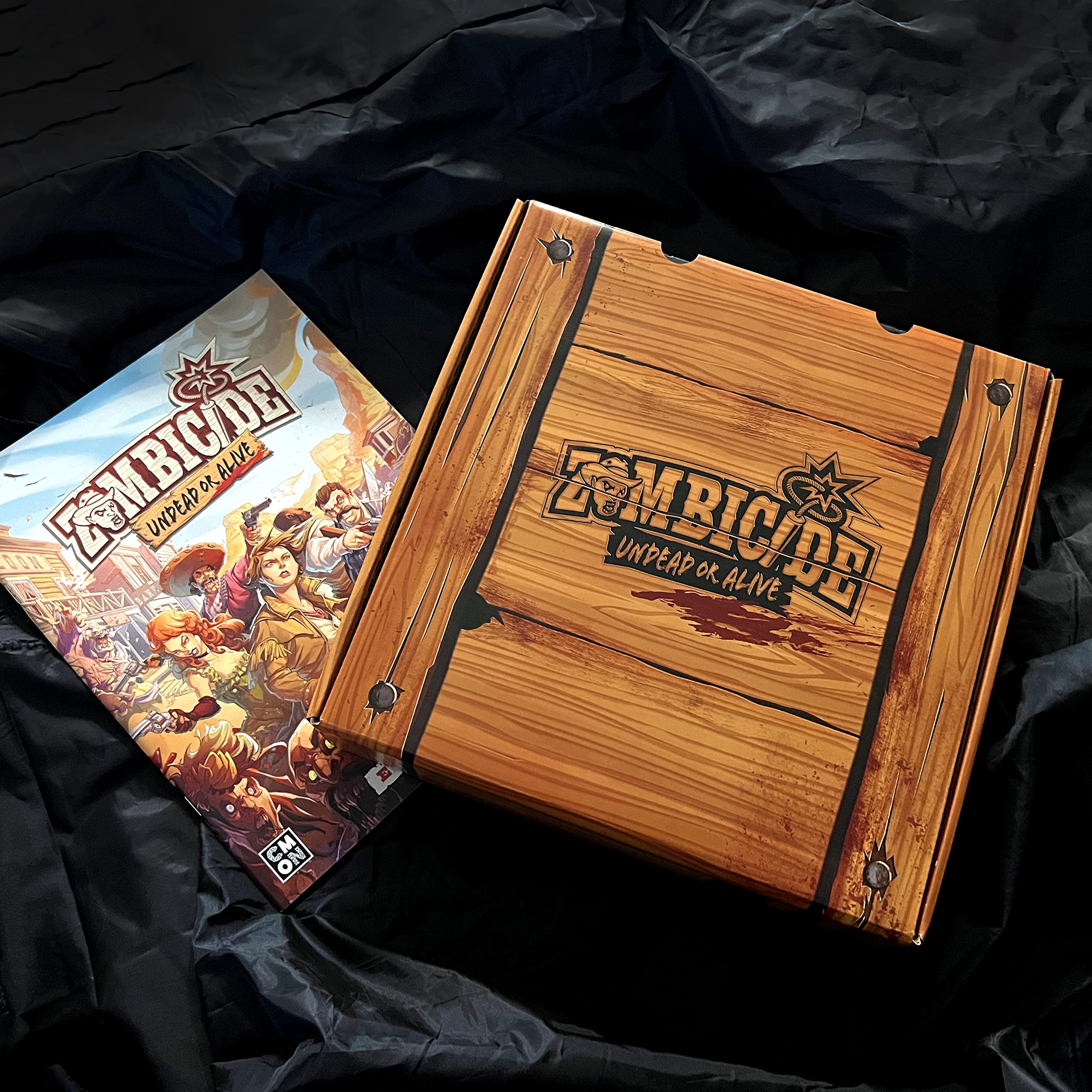 Asmodee – ZOMBICIDE: UNDEAD OR ALIVE – Sconfiggete l'Orda di Zombie per Difendere il Vecchio West – Gioco da Tavolo Collaborativo – Gioco di Strategia – 1-6 Giocatori – 14+ Anni – Edizione in Italiano