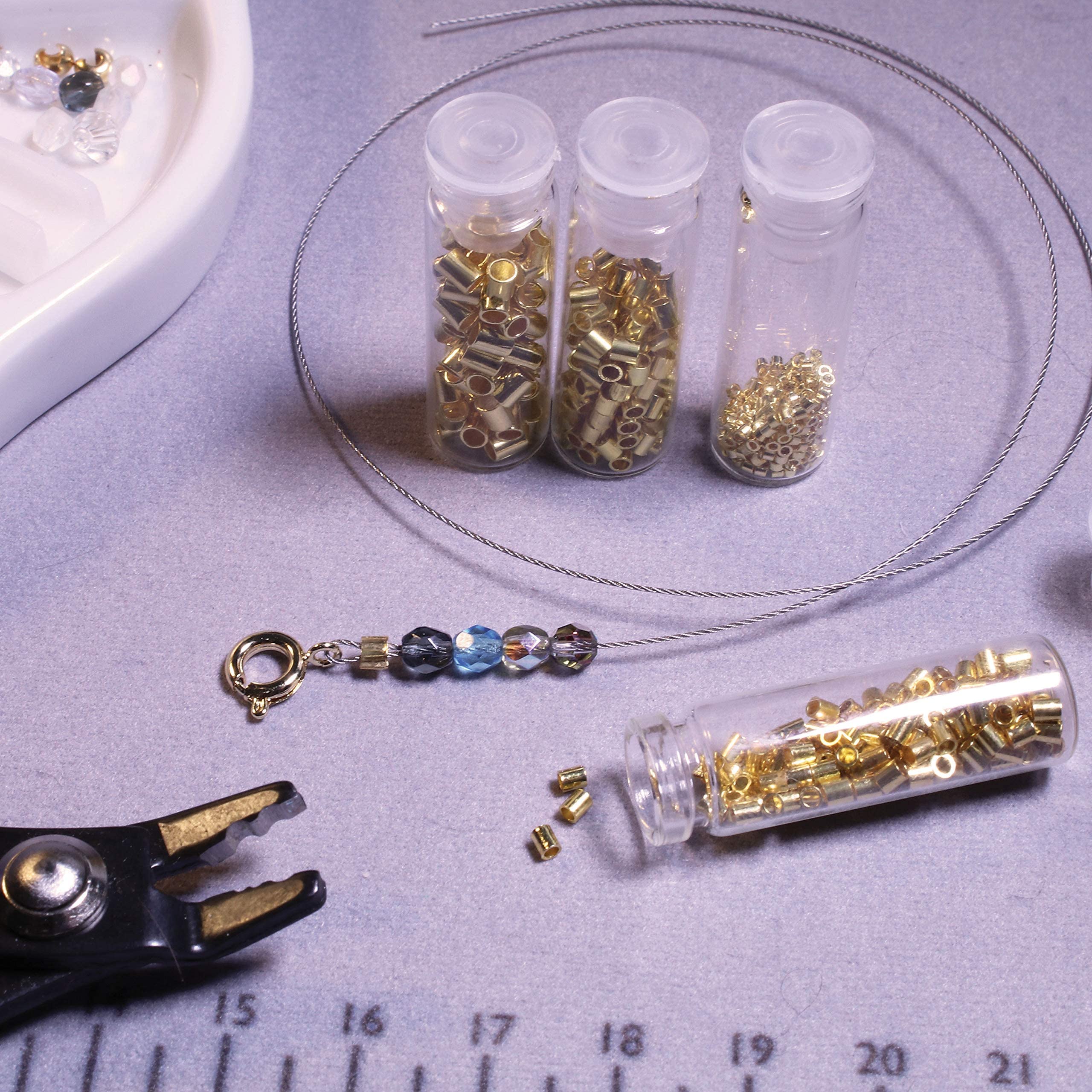 The Beadsmith Rohr-Quetschperlen, Grundelemente, 4 Fläschchen in verschiedenen Größen, goldfarben, einheitliche zylindrische Form, keine scharfen Kanten, entworfen, um die Enden von Schmuckdrähten und